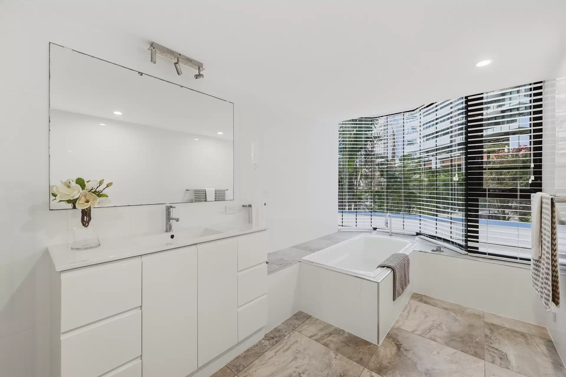 2A/19 Peak Avenue, Main Beach For Sale by Queensland Sotheby's International Realty - image 1