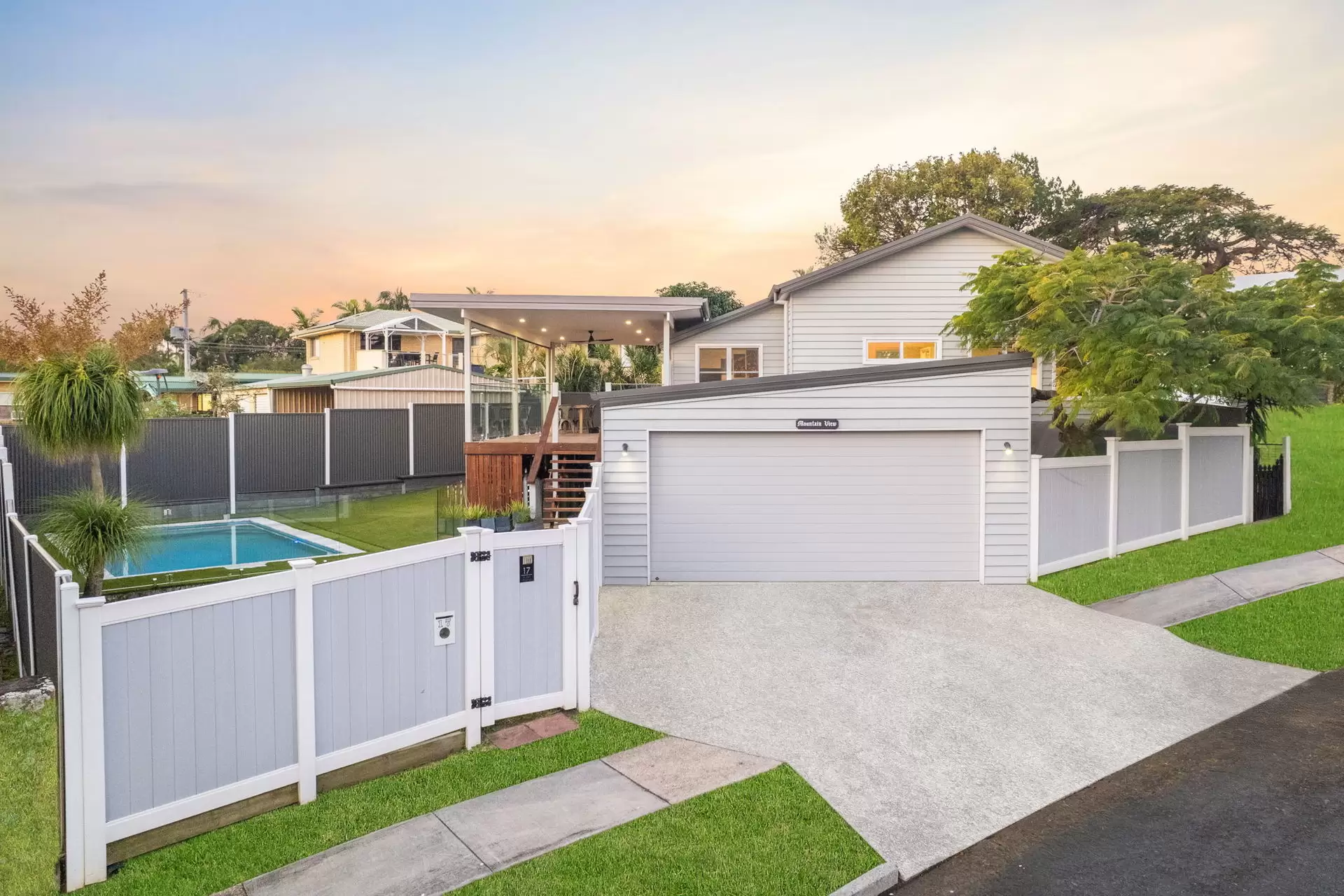 17 Allden  Avenue, Labrador For Sale by Queensland Sotheby's International Realty - image 1