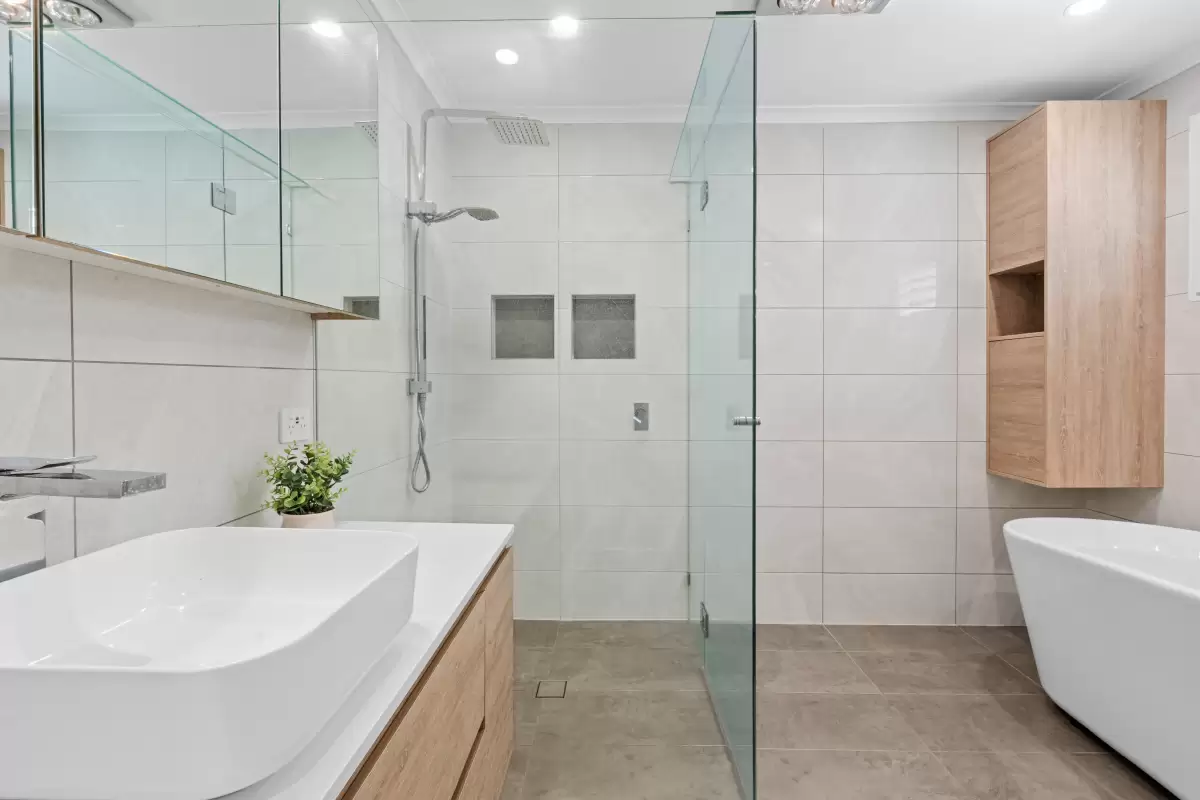 8 Daniel Crescent, Ashmore For Sale by Queensland Sotheby's International Realty - image 1