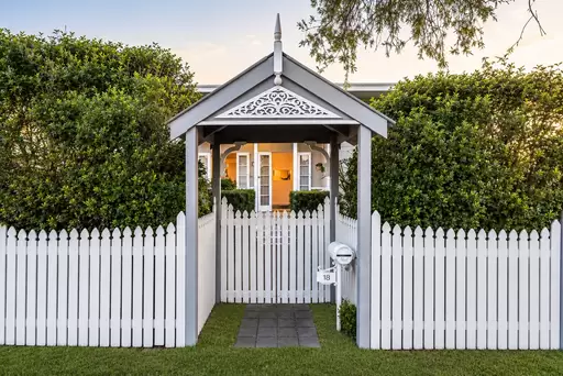 18 Bellevue Parade, Labrador For Sale by Queensland Sotheby's International Realty