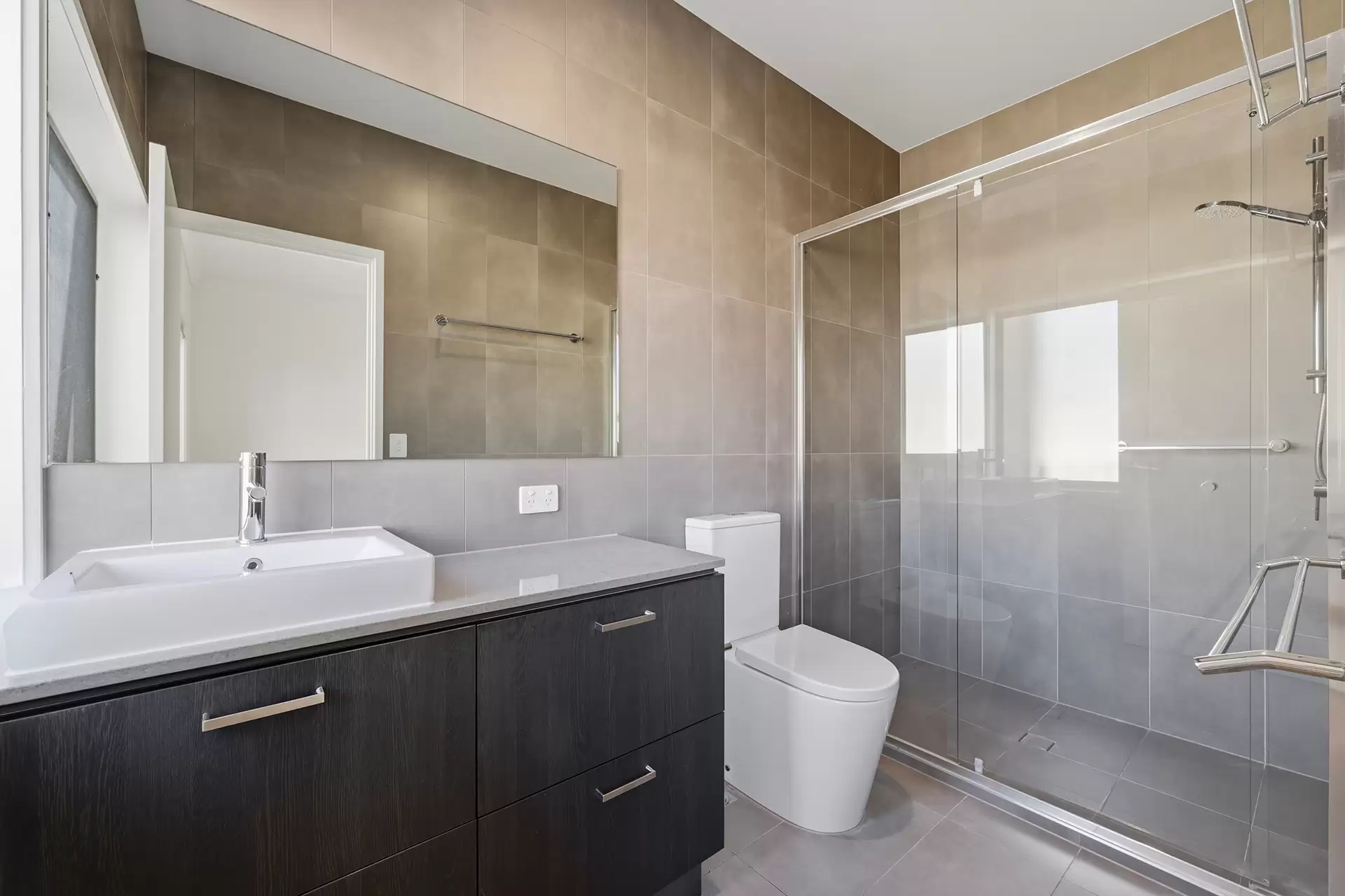 4/191 Marina Quays Boulevard, Hope Island For Sale by Queensland Sotheby's International Realty - image 1