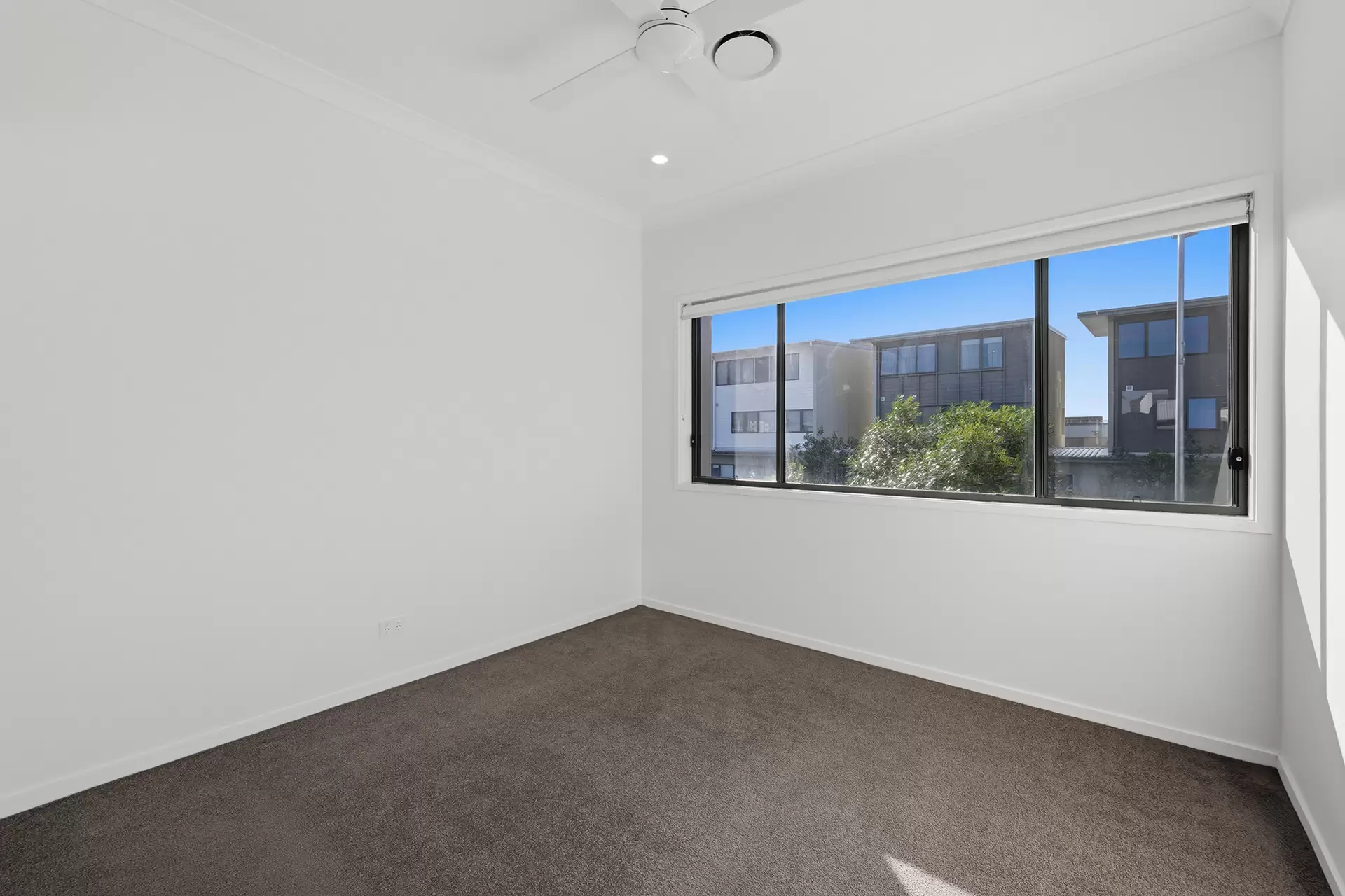 4/191 Marina Quays Boulevard, Hope Island For Sale by Queensland Sotheby's International Realty - image 1