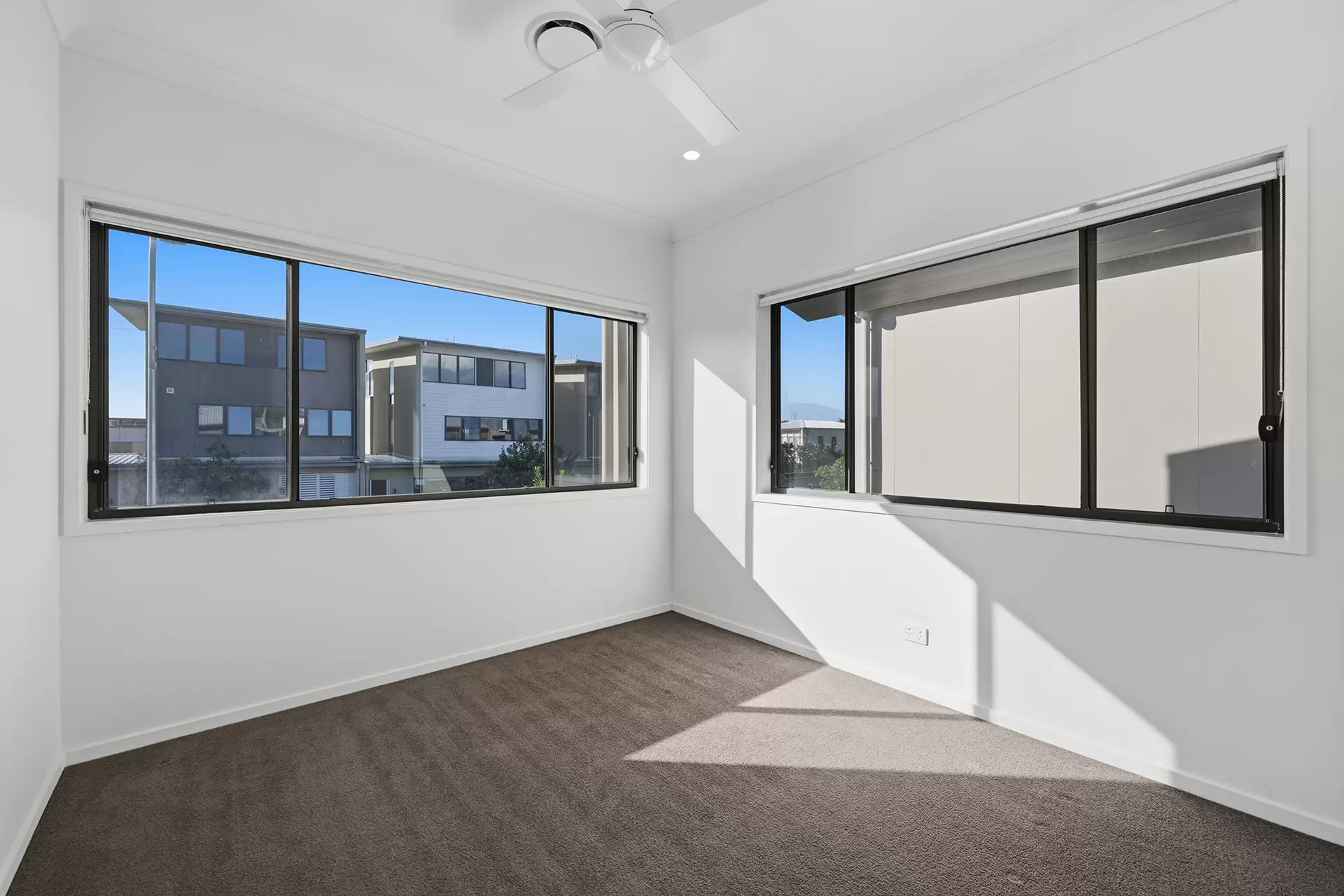 4/191 Marina Quays Boulevard, Hope Island For Sale by Queensland Sotheby's International Realty - image 1
