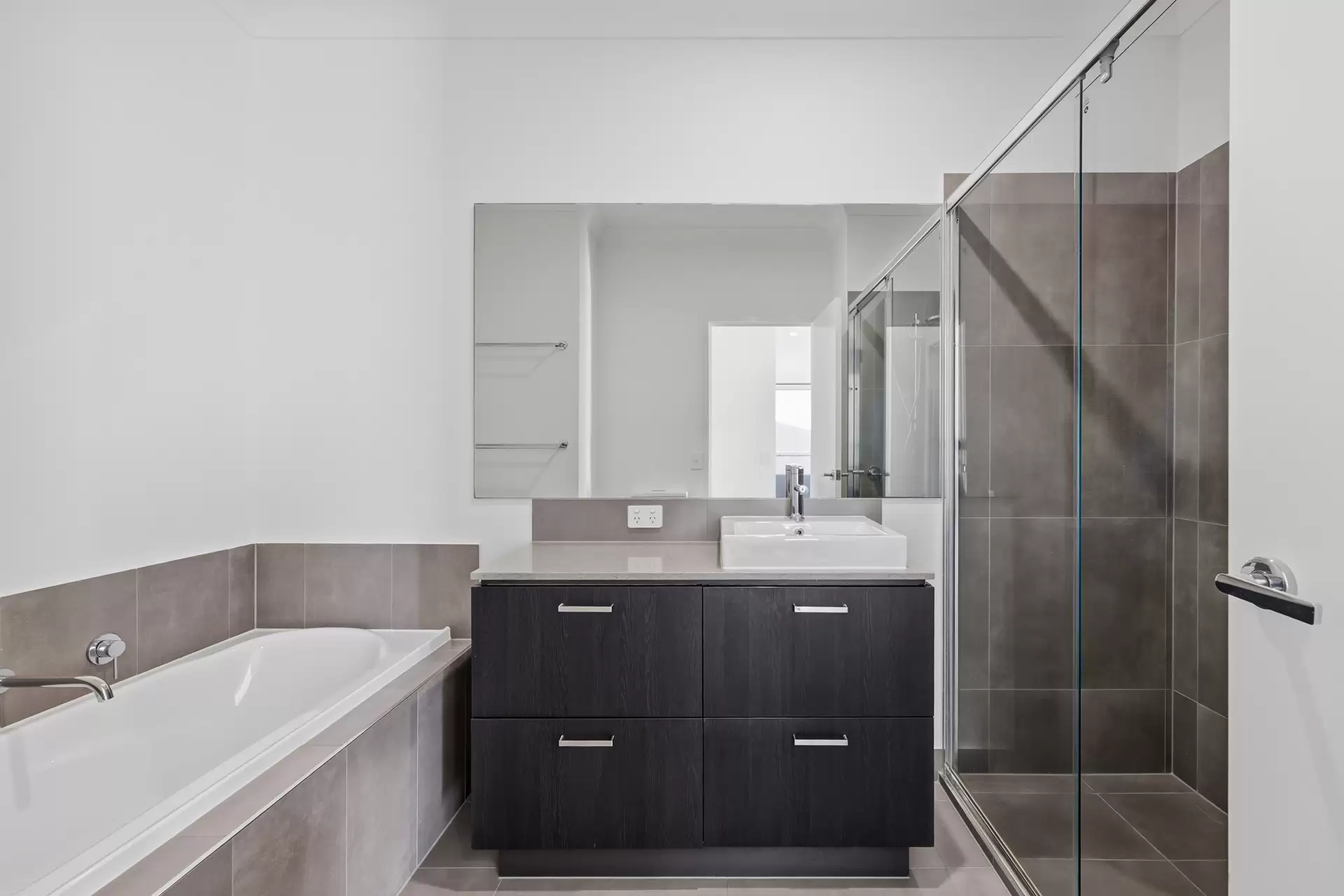 4/191 Marina Quays Boulevard, Hope Island For Sale by Queensland Sotheby's International Realty - image 1