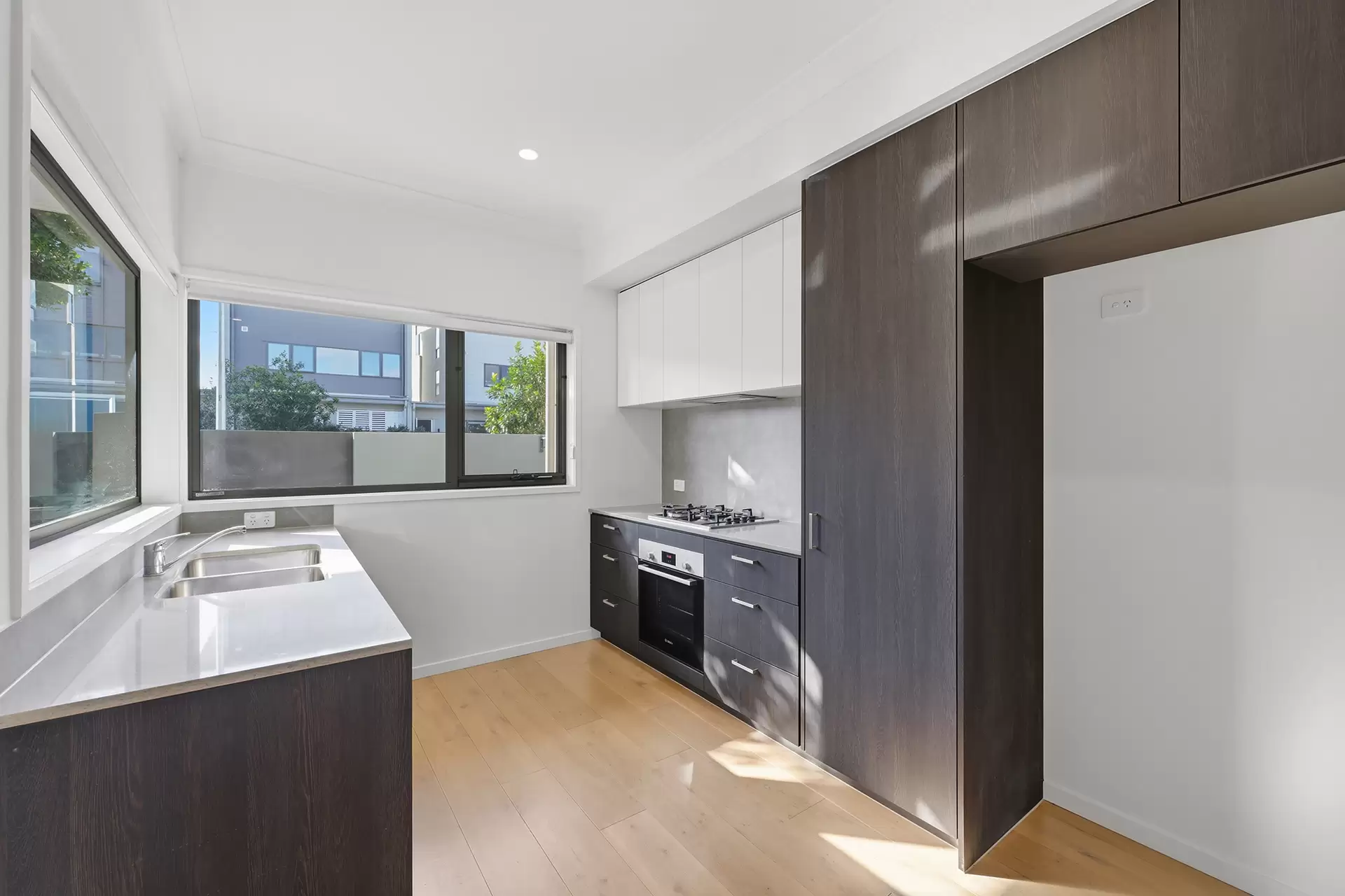 4/191 Marina Quays Boulevard, Hope Island For Sale by Queensland Sotheby's International Realty - image 1