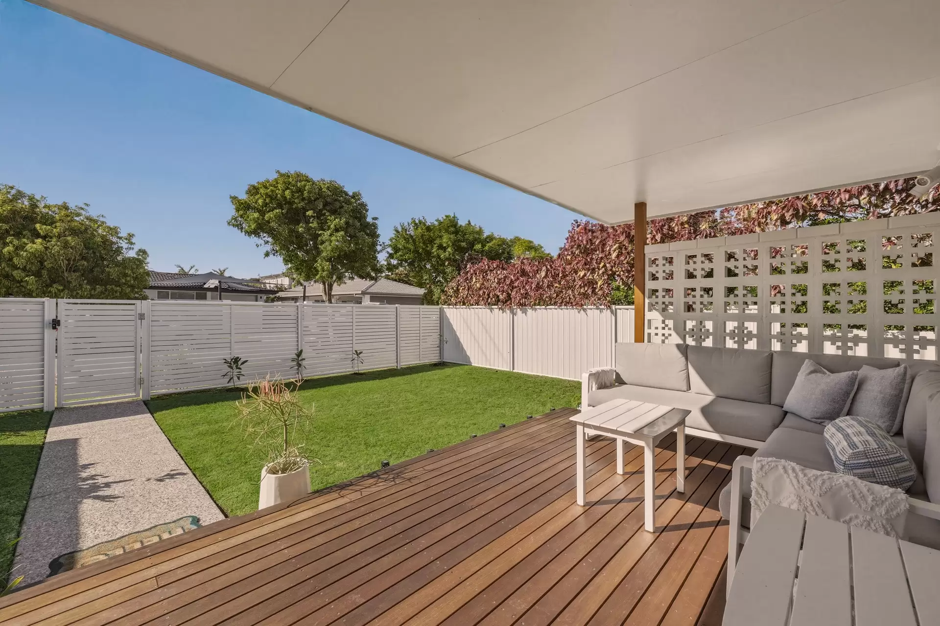 18 Shoveller  Avenue, Paradise Point For Sale by Queensland Sotheby's International Realty - image 1