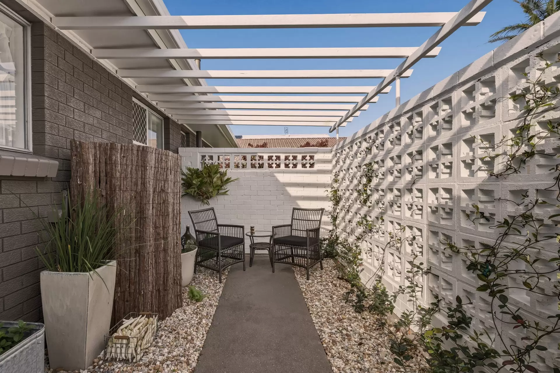 18 Shoveller  Avenue, Paradise Point For Sale by Queensland Sotheby's International Realty - image 1