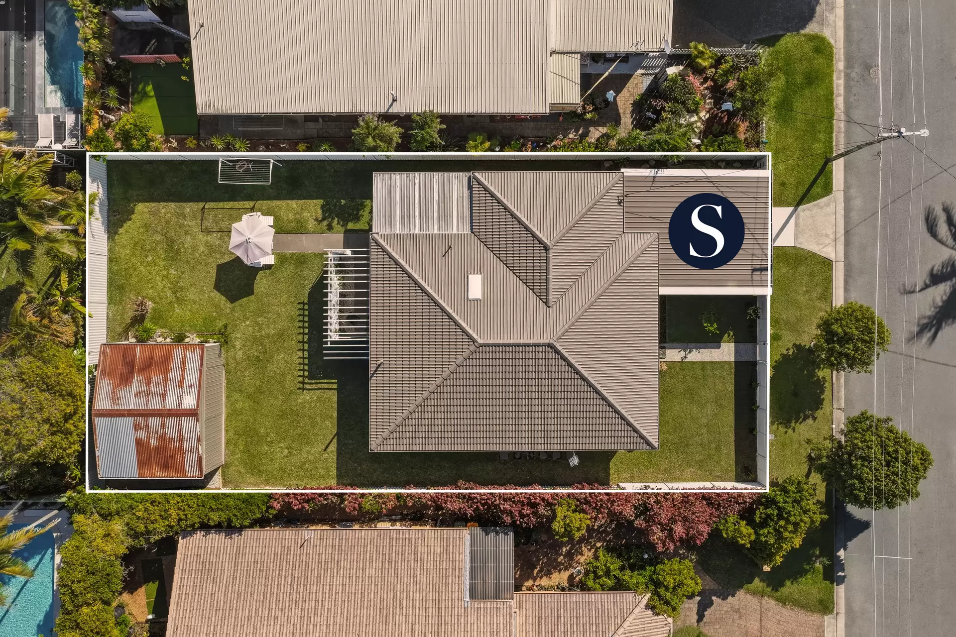 18 Shoveller  Avenue, Paradise Point For Sale by Queensland Sotheby's International Realty - image 1