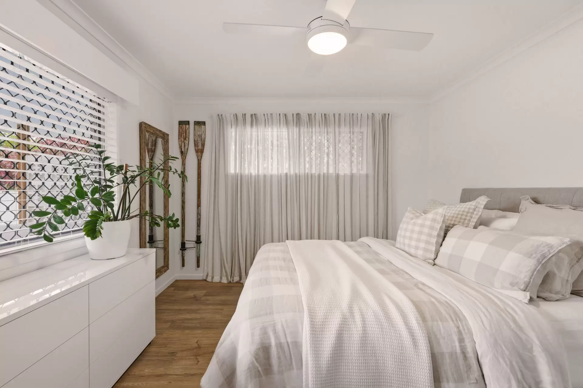 18 Shoveller  Avenue, Paradise Point For Sale by Queensland Sotheby's International Realty - image 1