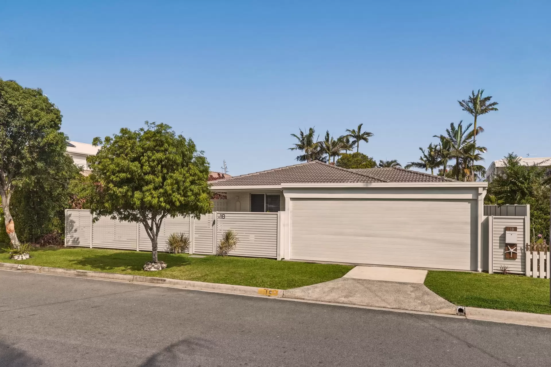 18 Shoveller  Avenue, Paradise Point For Sale by Queensland Sotheby's International Realty - image 1