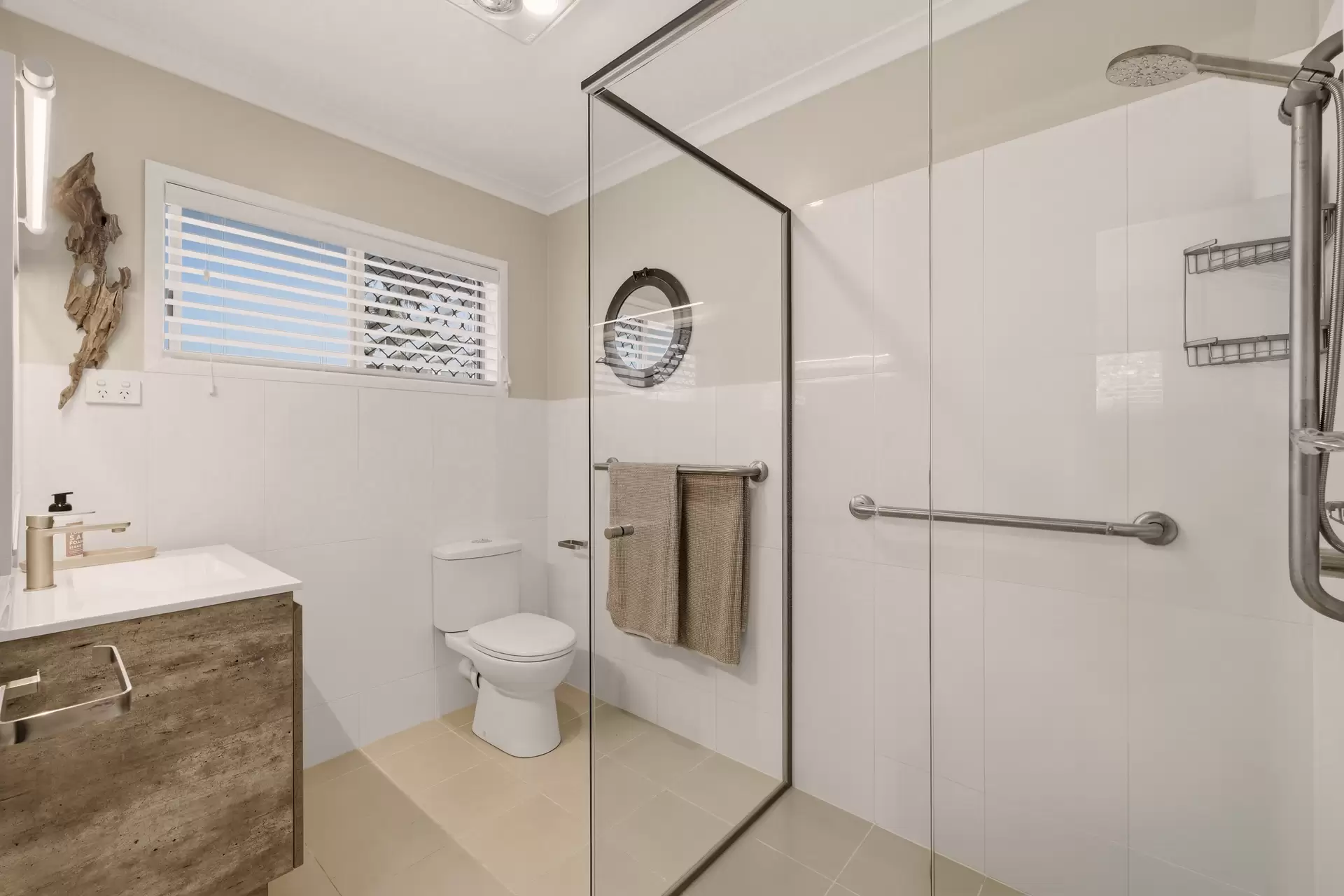 18 Shoveller  Avenue, Paradise Point For Sale by Queensland Sotheby's International Realty - image 1