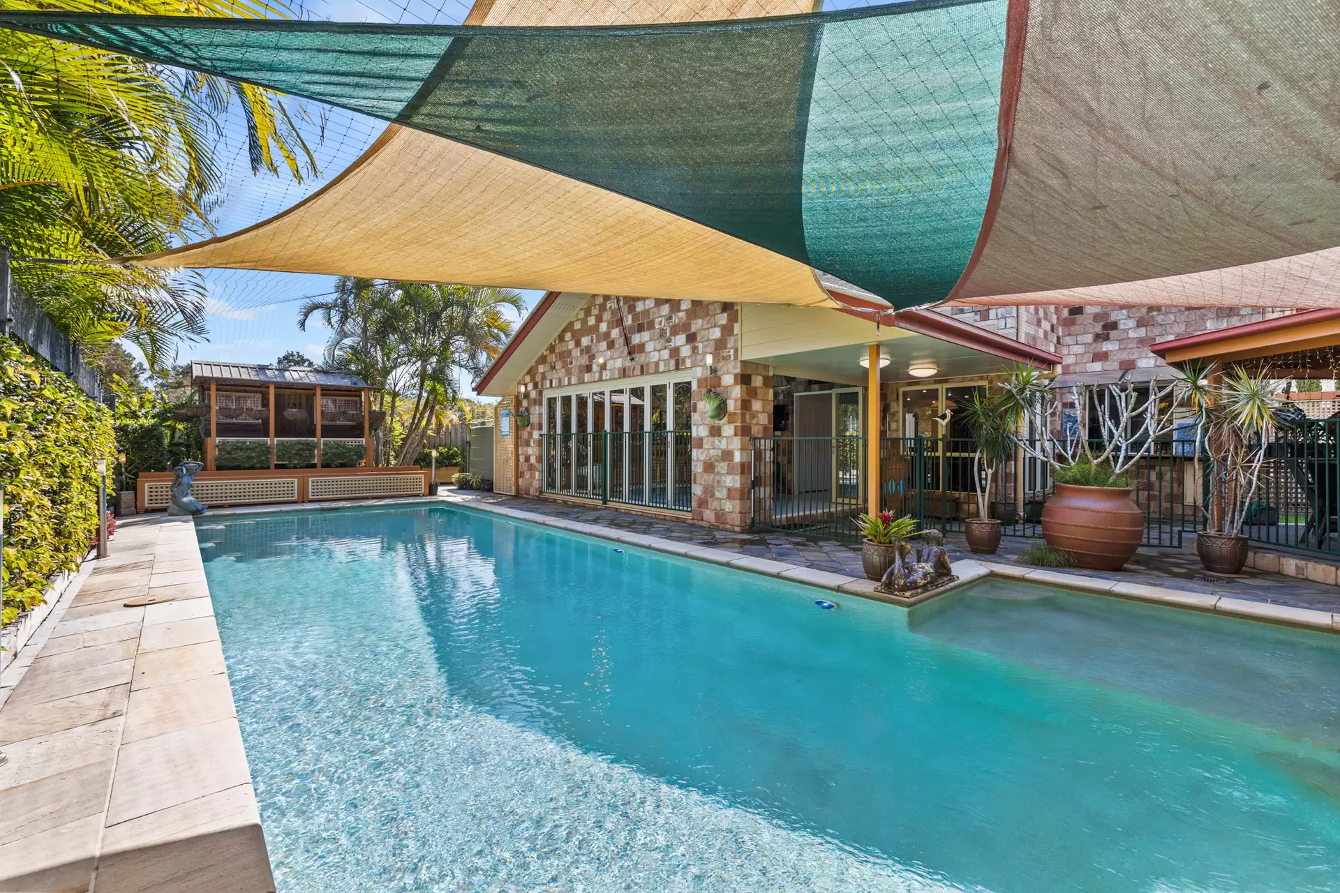 4 Casey Close, Ormiston For Sale by Queensland Sotheby's International Realty - image 1