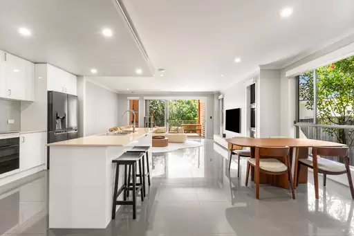 2/19 Charlton Street, Southport For Sale by Queensland Sotheby's International Realty
