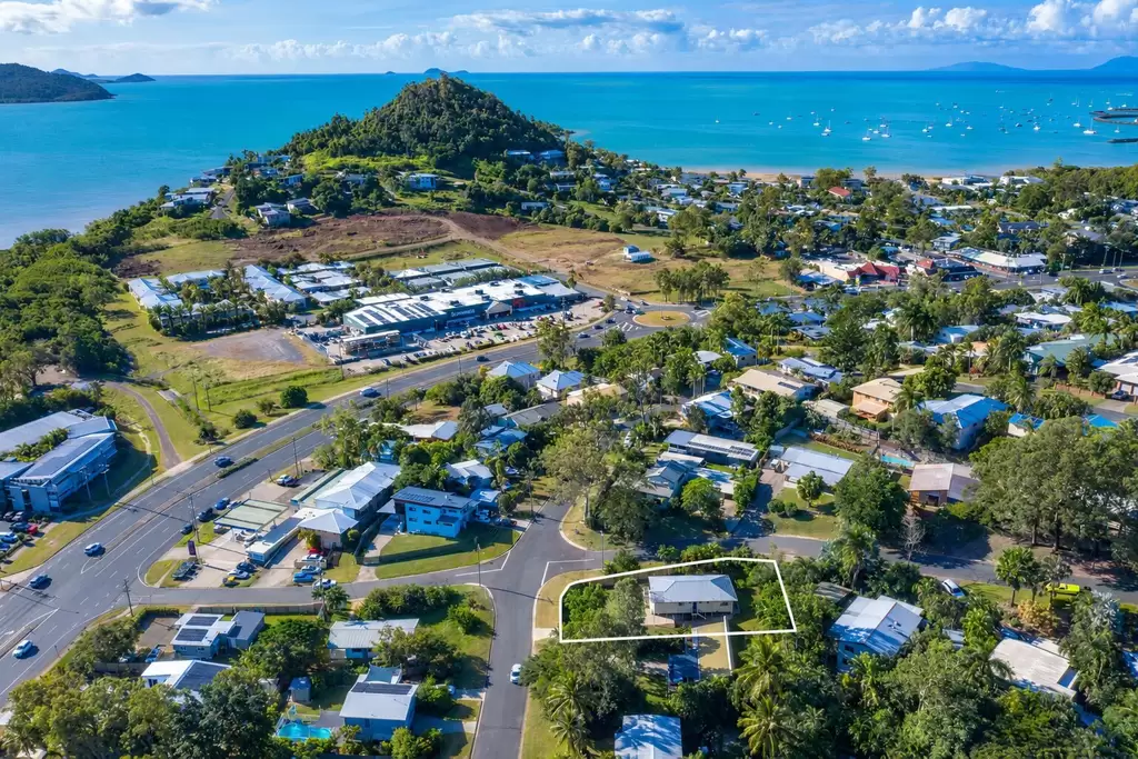 11 Wambiri Street, Cannonvale For Sale by Queensland Sotheby's International Realty