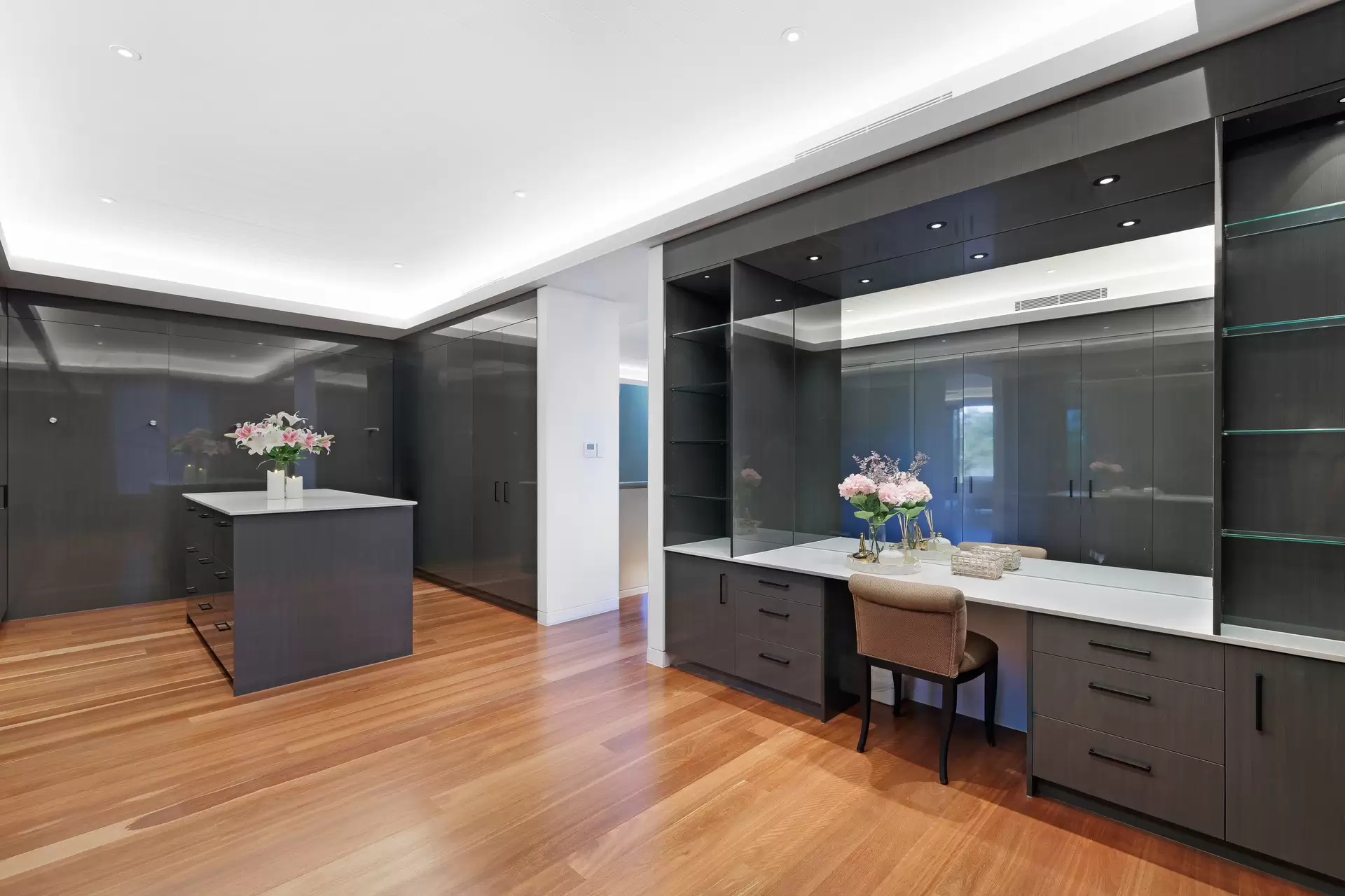 2100 The Circle, Sanctuary Cove For Sale by  - image 1