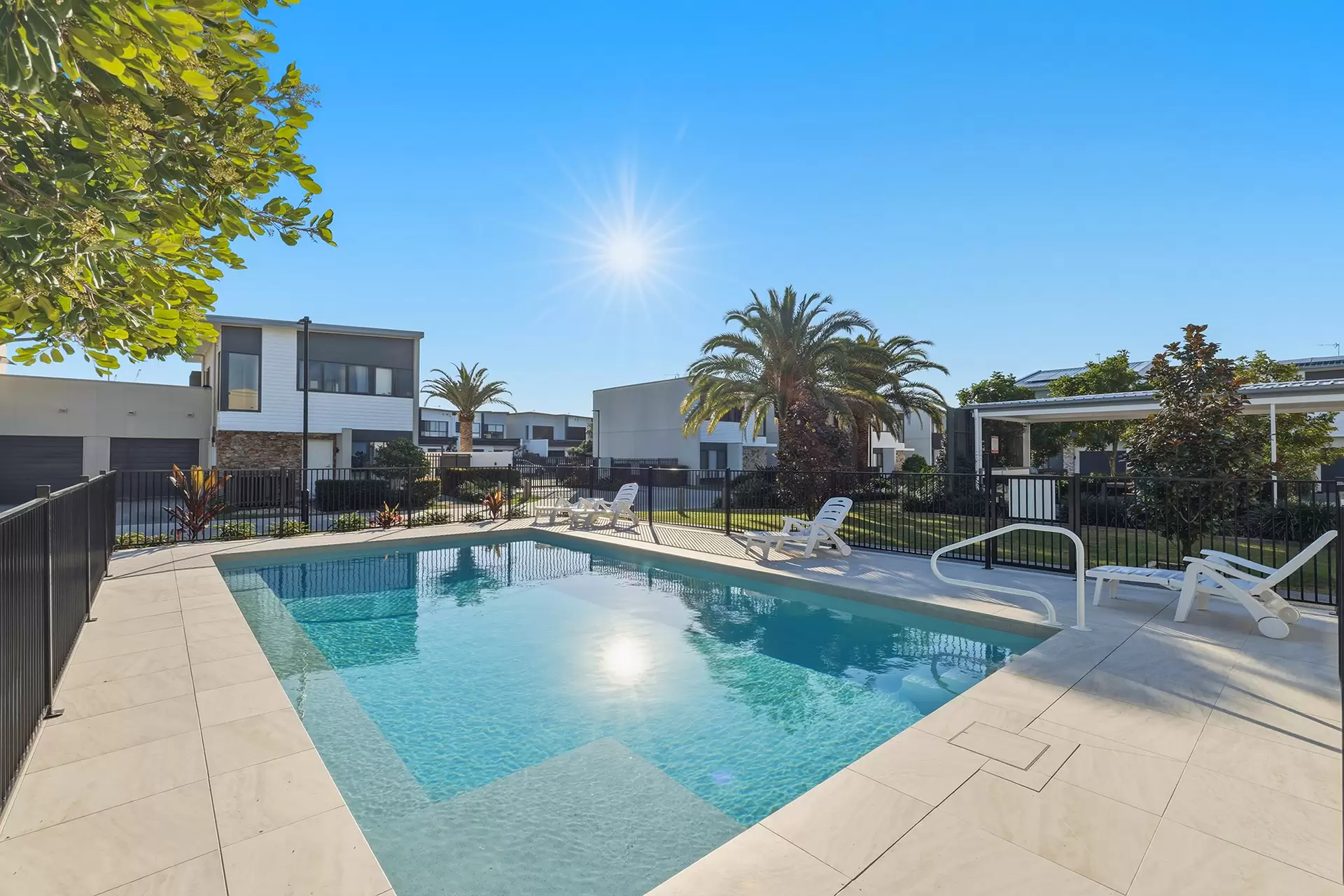 53/191 Marina Quays Boulevard, Hope Island Sold by  - image 1