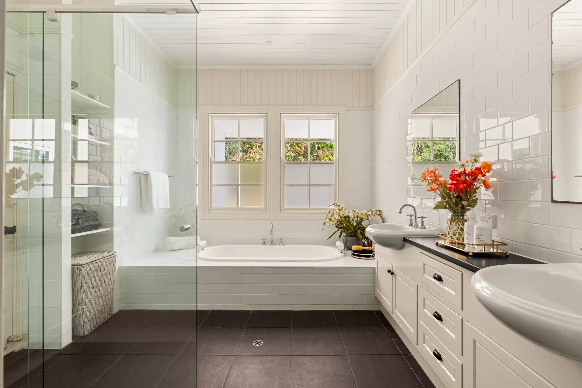 133 Warriewood Street, Chandler For Sale by Queensland Sotheby's International Realty - image 1