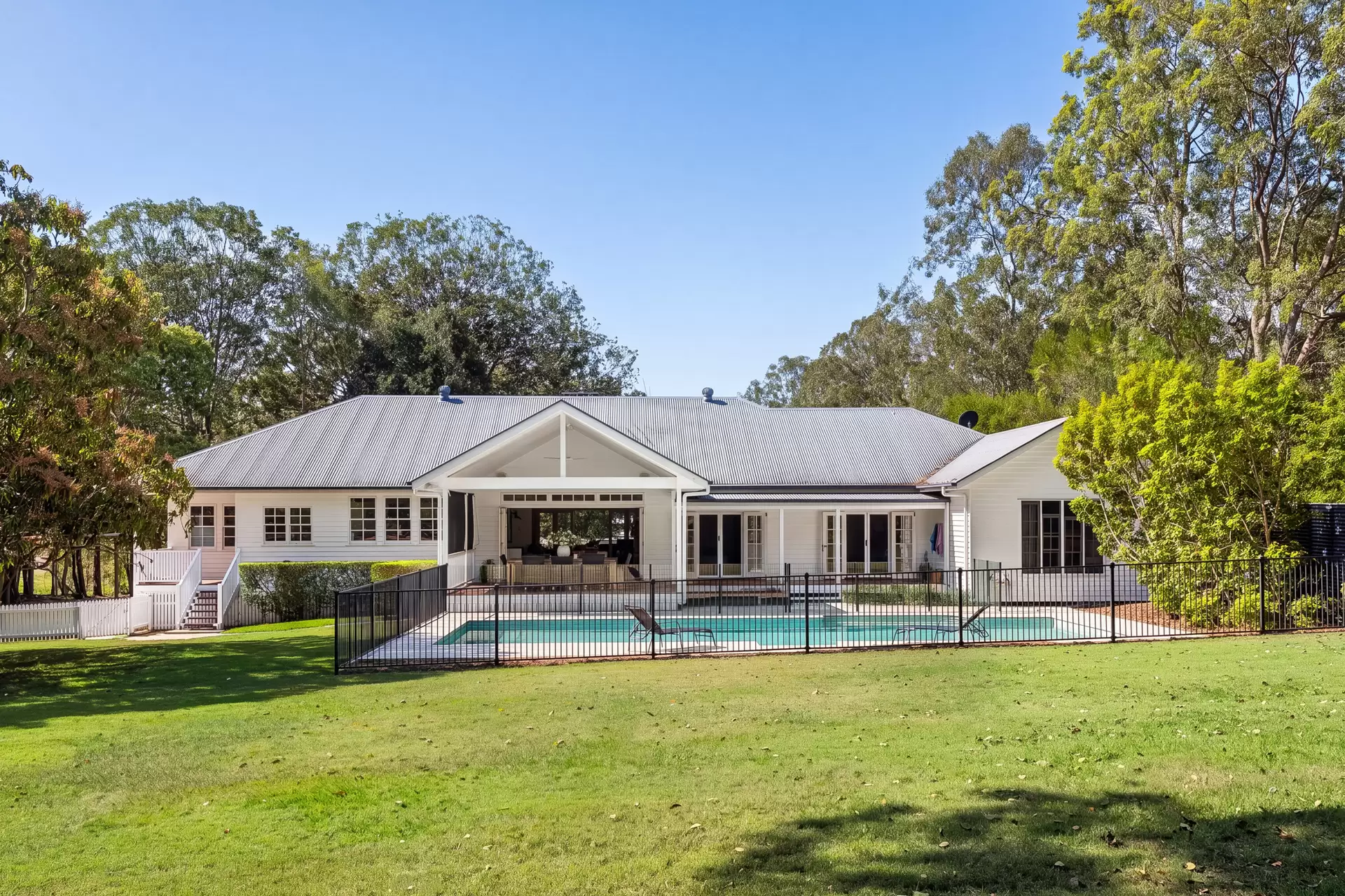 133 Warriewood Street, Chandler For Sale by Queensland Sotheby's International Realty - image 1