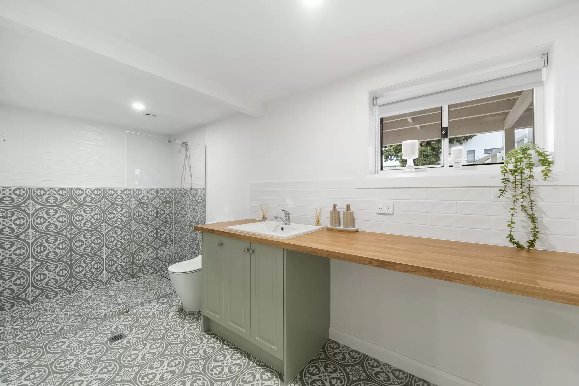 17 Stevens Street, Southport For Sale by Queensland Sotheby's International Realty - image 1