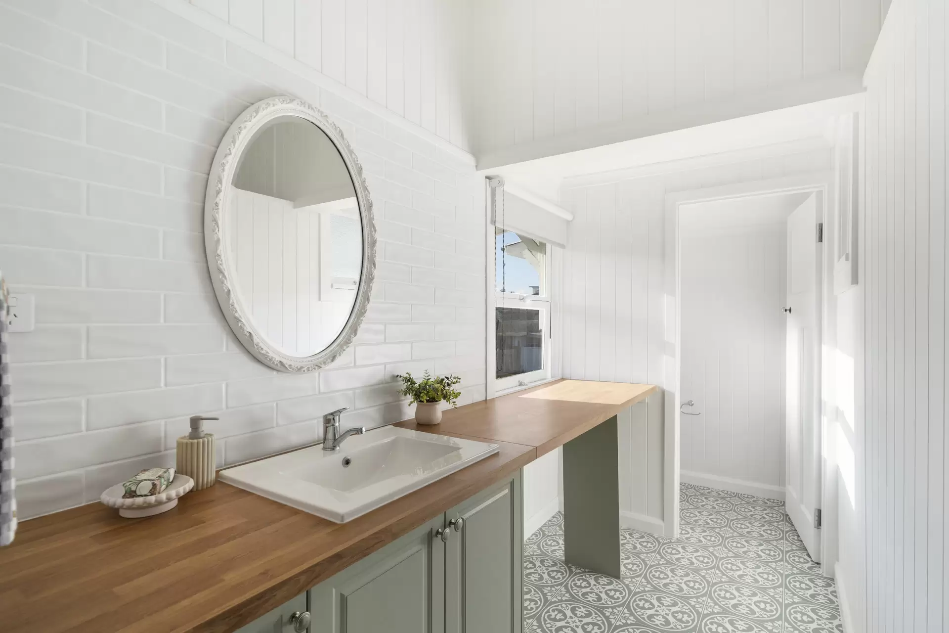 17 Stevens Street, Southport For Sale by Queensland Sotheby's International Realty - image 1
