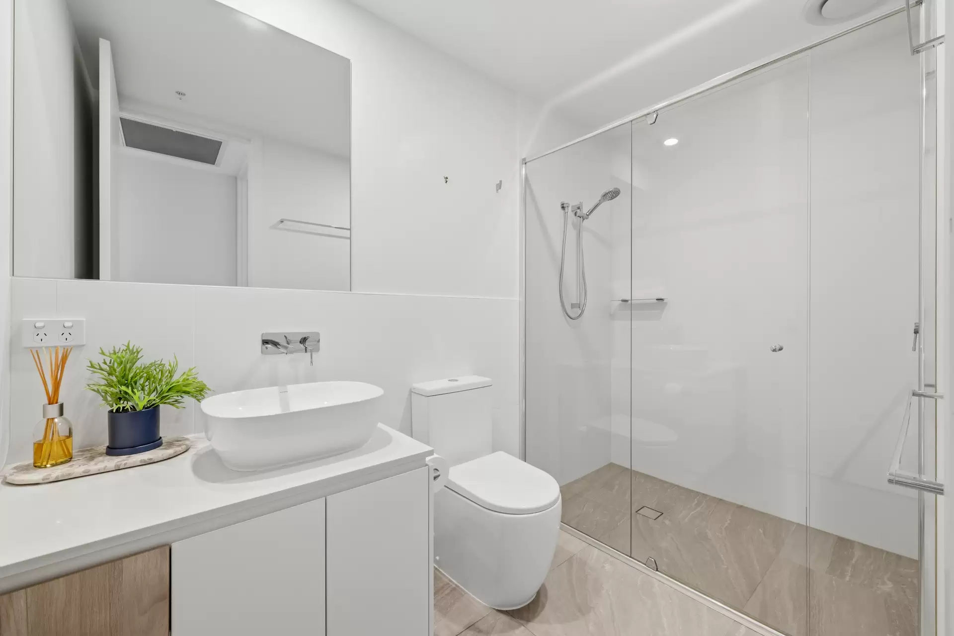 401/5 Pacific Street, Main Beach For Sale by  - image 1