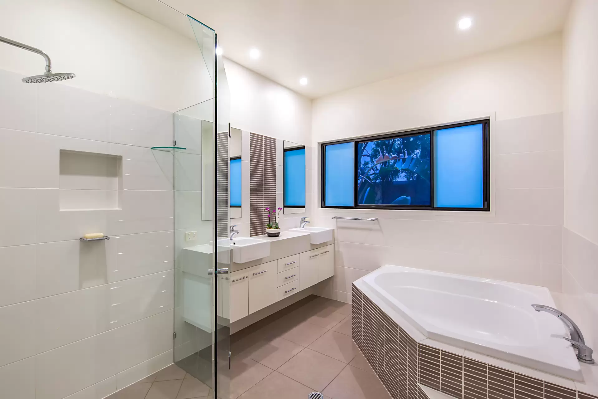 39 Sunny Avenue, Wavell Heights Sold by Queensland Sotheby's International Realty - image 1