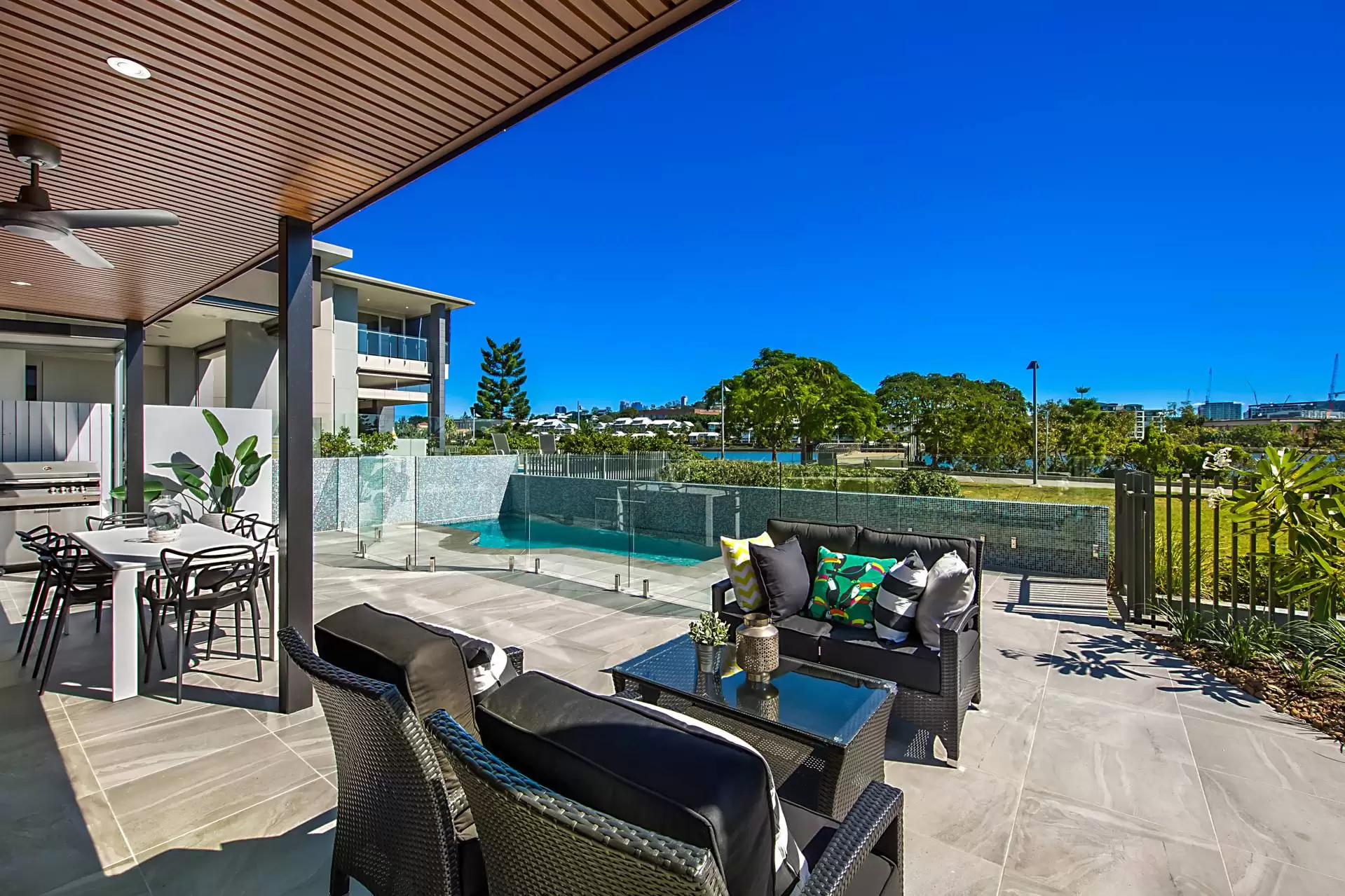 15 Waterline Crescent, Bulimba Sold by Queensland Sotheby's International Realty - image 1