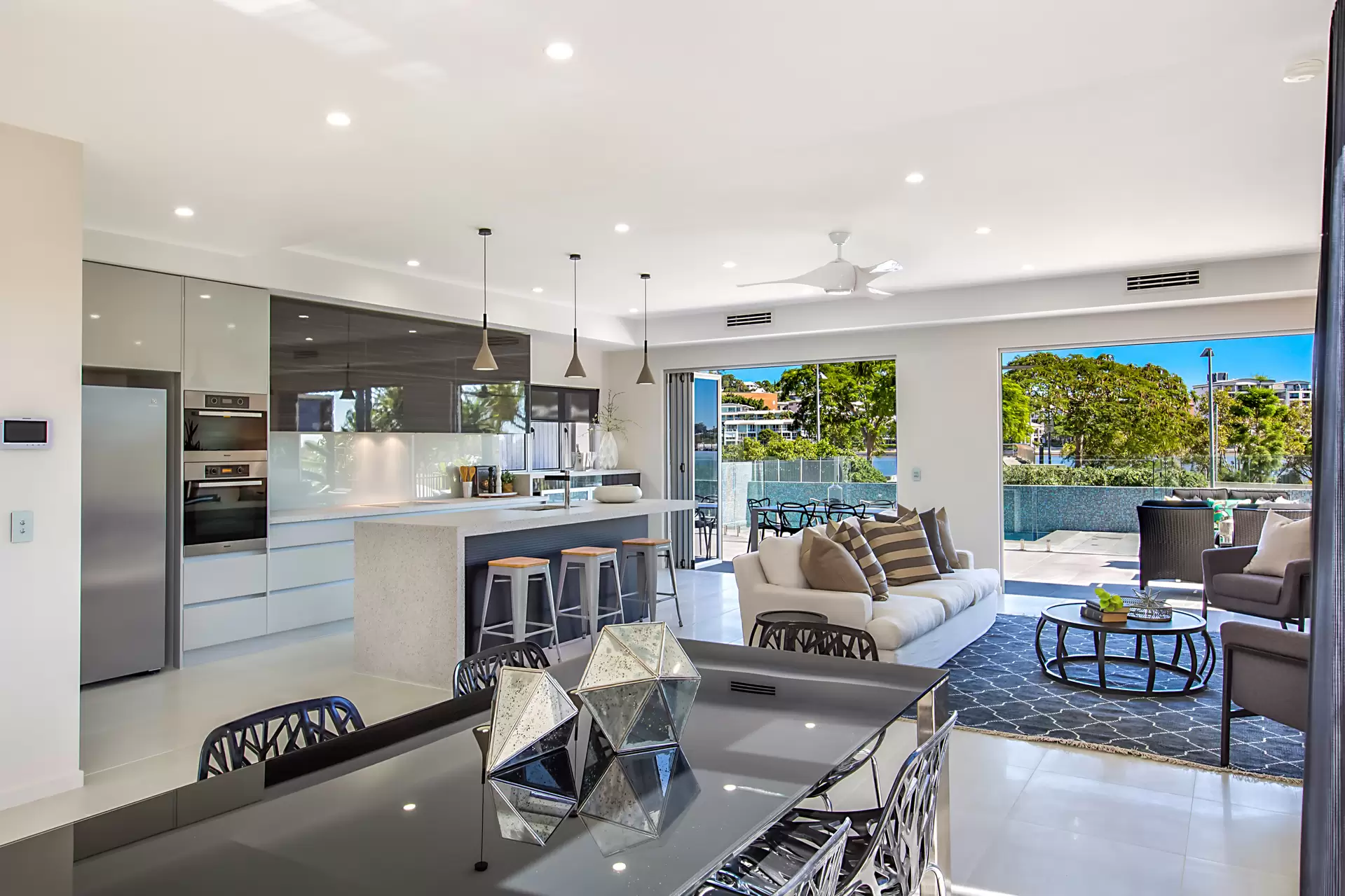 15 Waterline Crescent, Bulimba Sold by Queensland Sotheby's International Realty - image 1