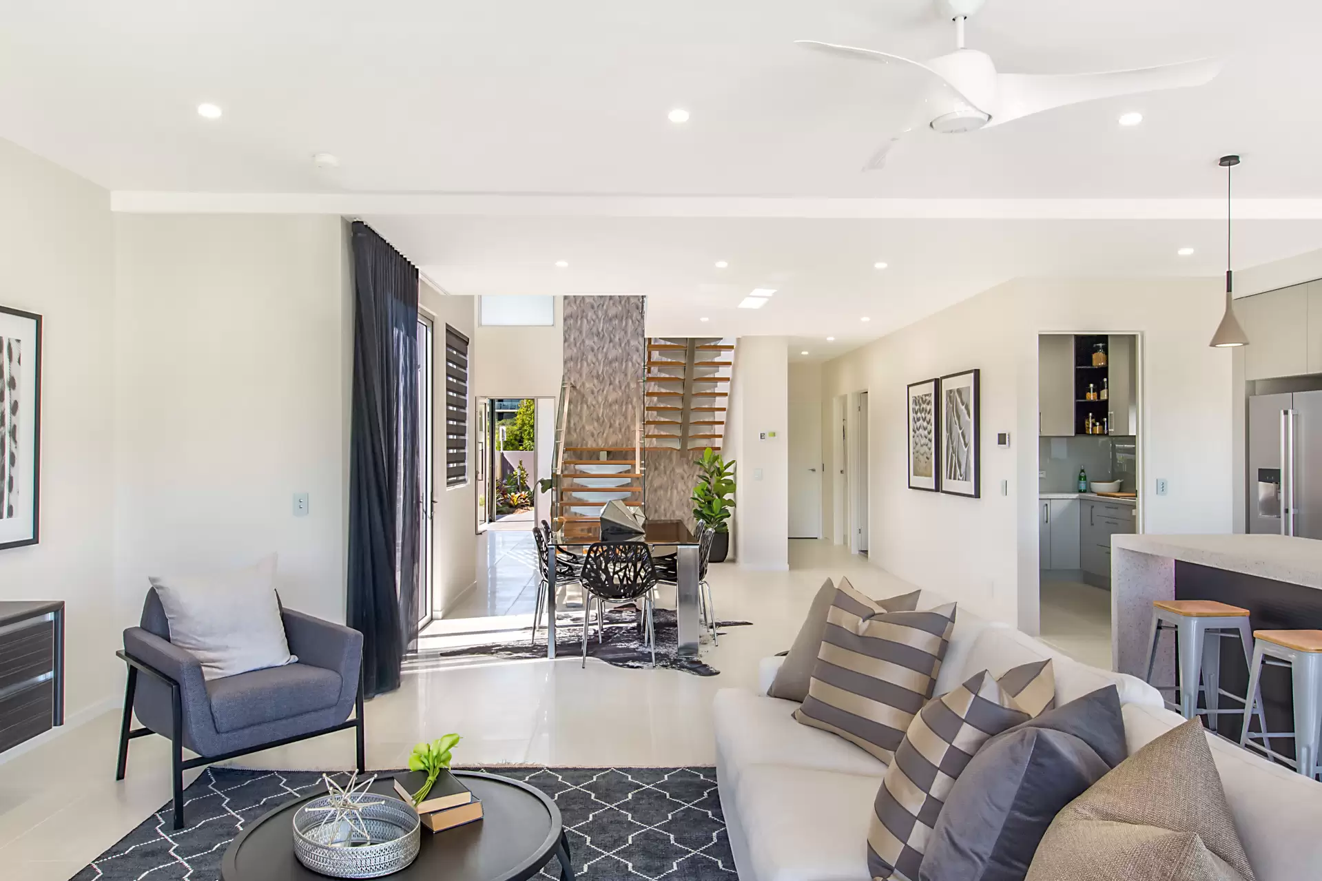 15 Waterline Crescent, Bulimba Sold by Queensland Sotheby's International Realty - image 1