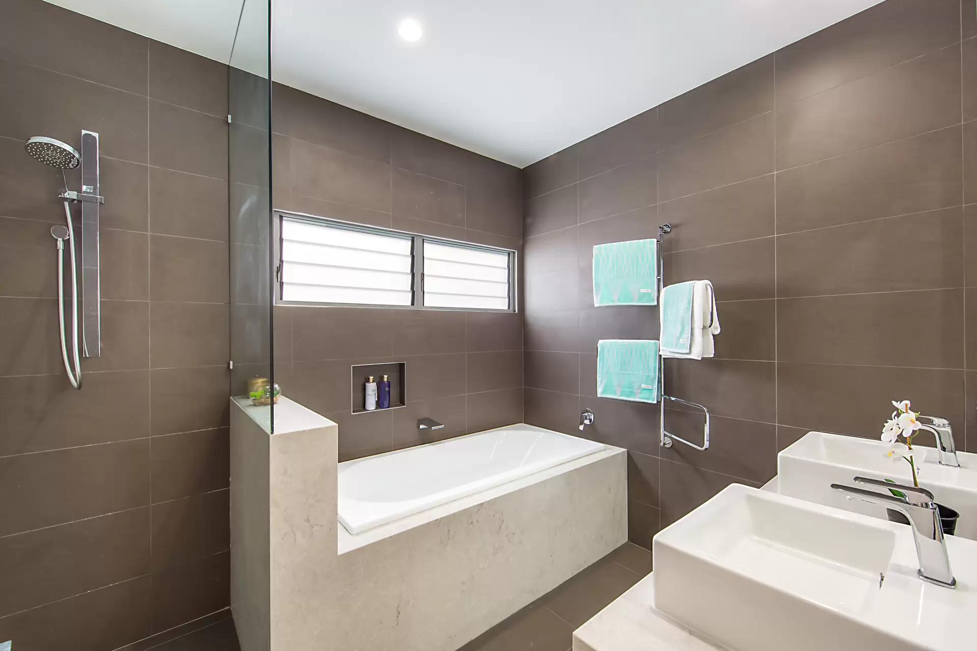 15 Waterline Crescent, Bulimba Sold by Queensland Sotheby's International Realty - image 1