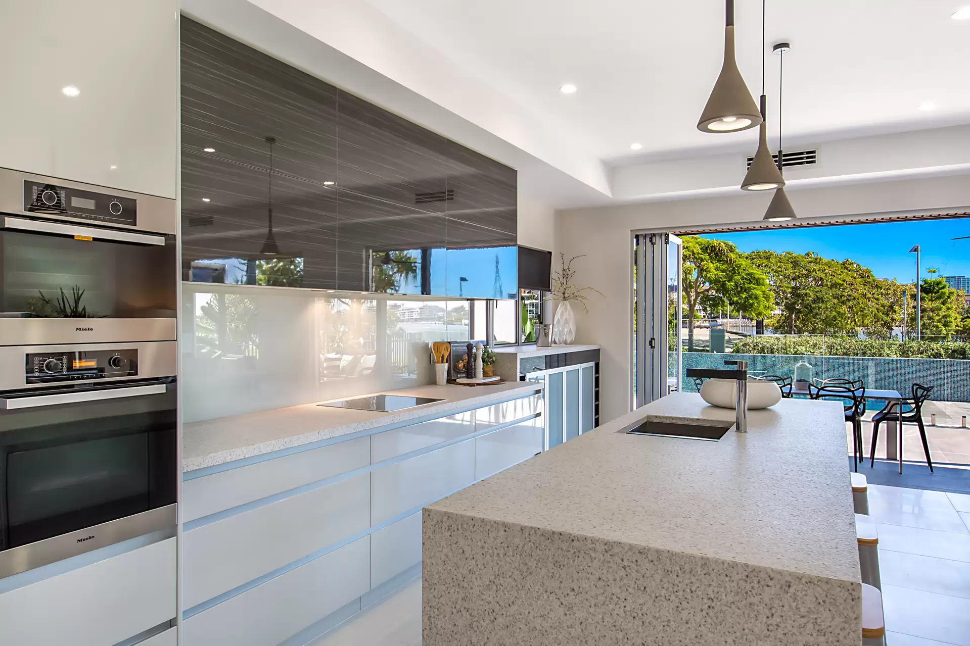 15 Waterline Crescent, Bulimba Sold by Queensland Sotheby's International Realty - image 1