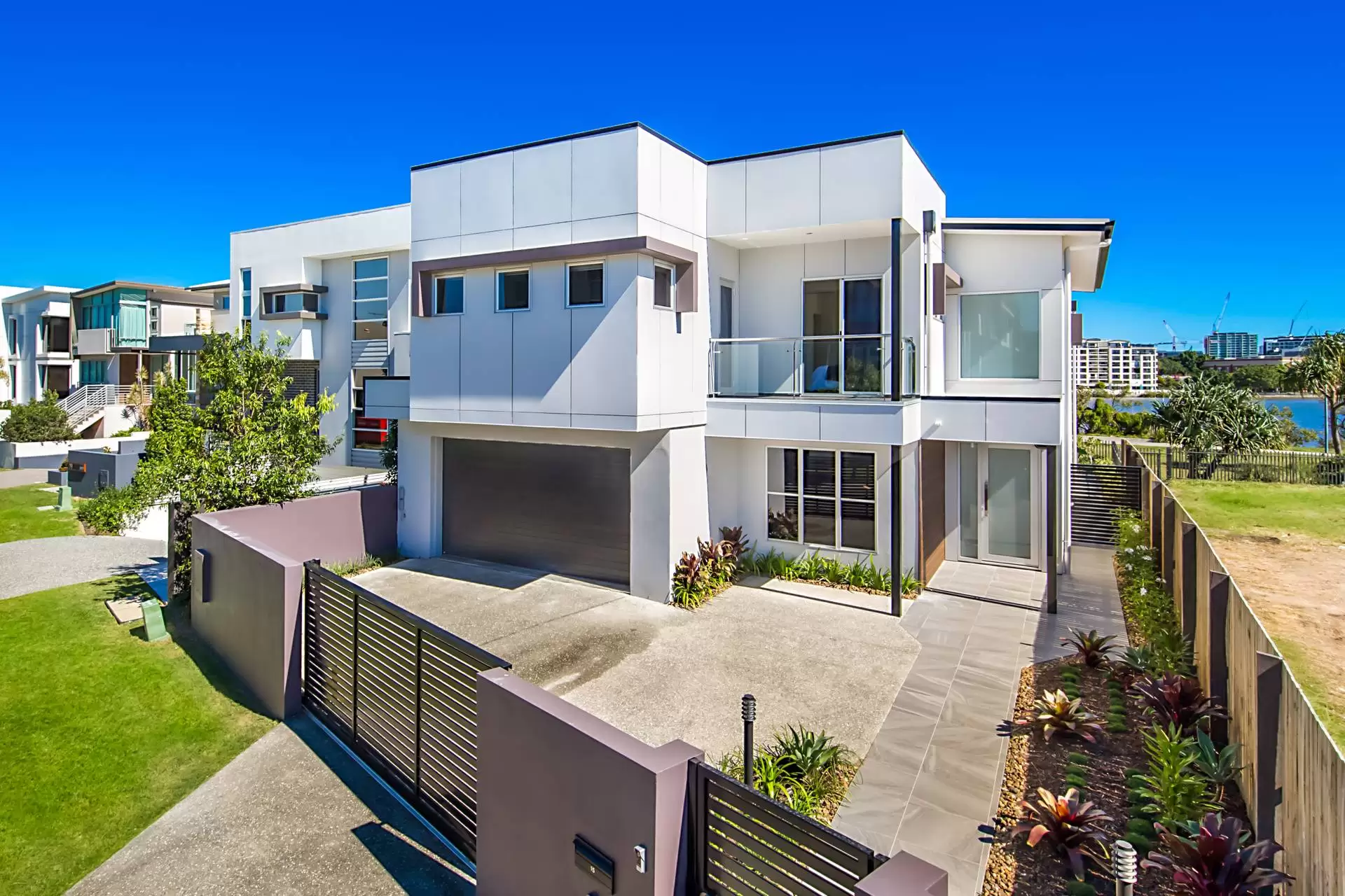 15 Waterline Crescent, Bulimba Sold by Queensland Sotheby's International Realty - image 1