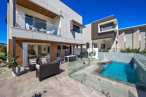 15 Waterline Crescent, Bulimba Sold by 