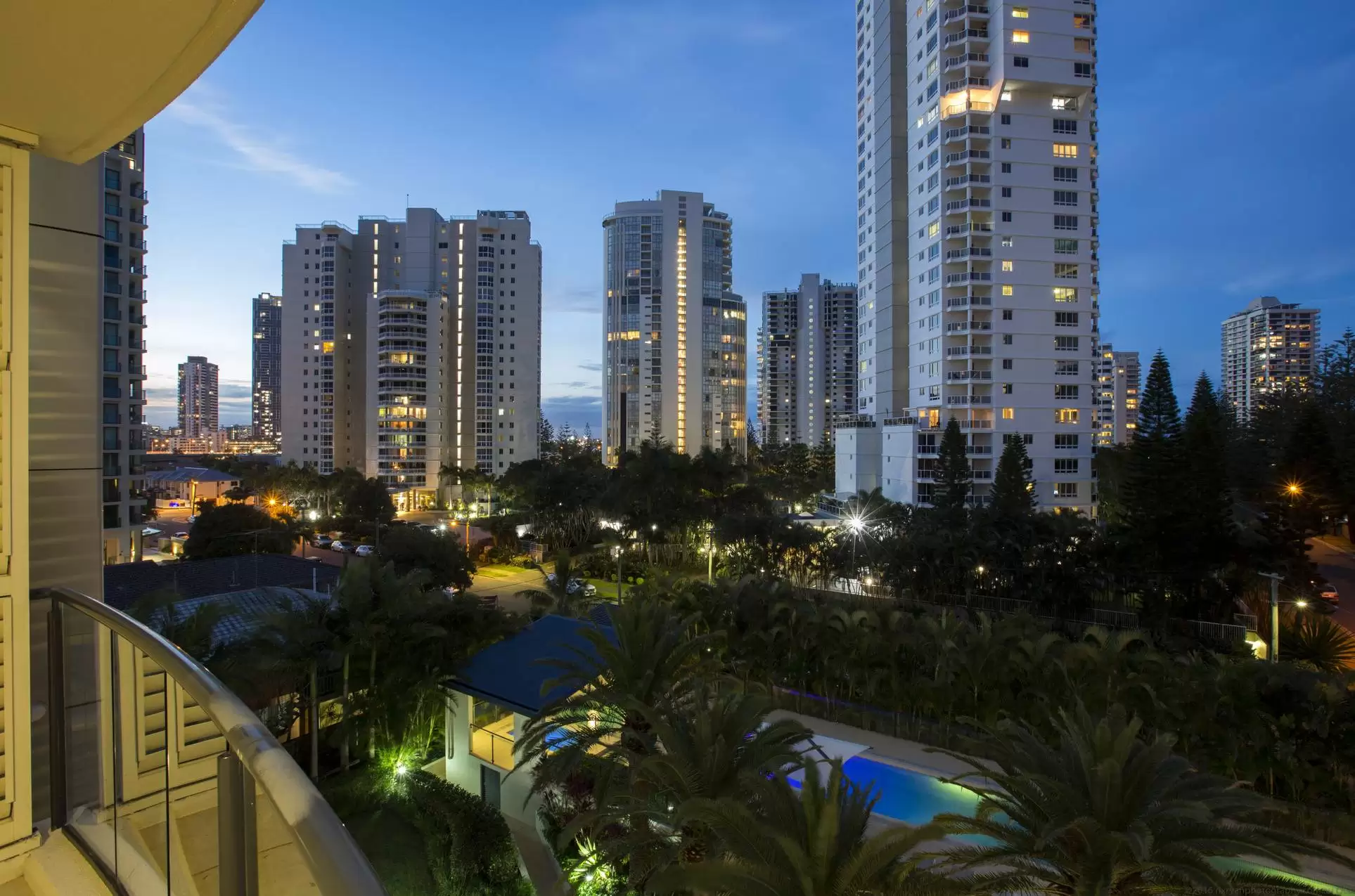 9/11 Peak Avenue, Main Beach Sold by  - image 1