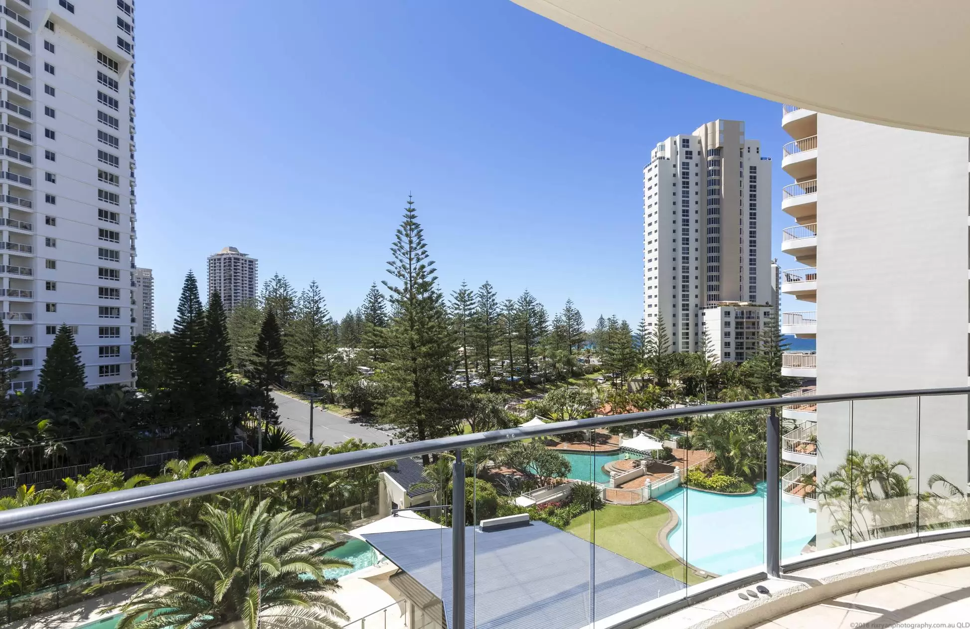 9/11 Peak Avenue, Main Beach Sold by  - image 1