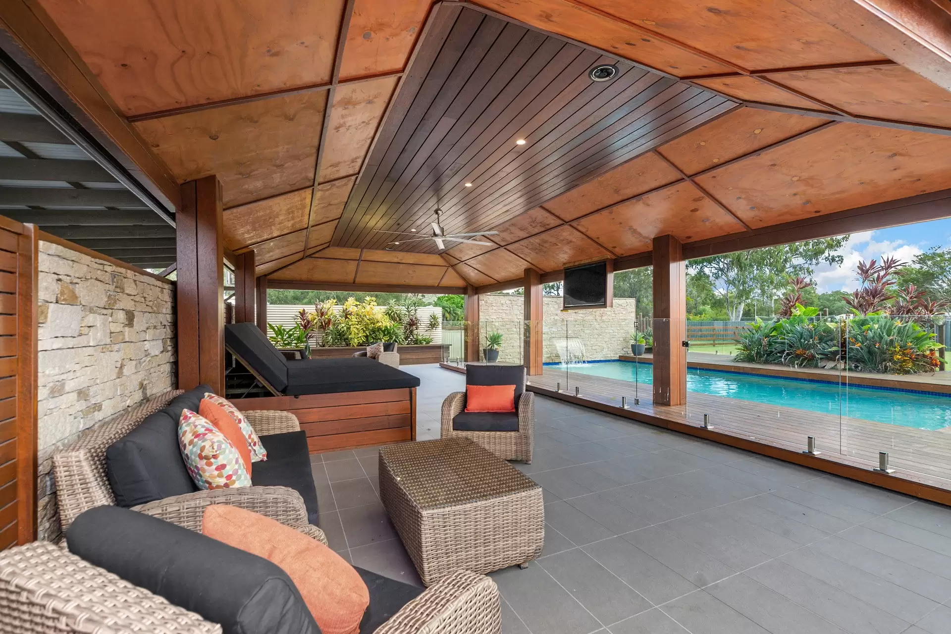 349 Boston Road, Belmont Sold by Queensland Sotheby's International Realty - image 1