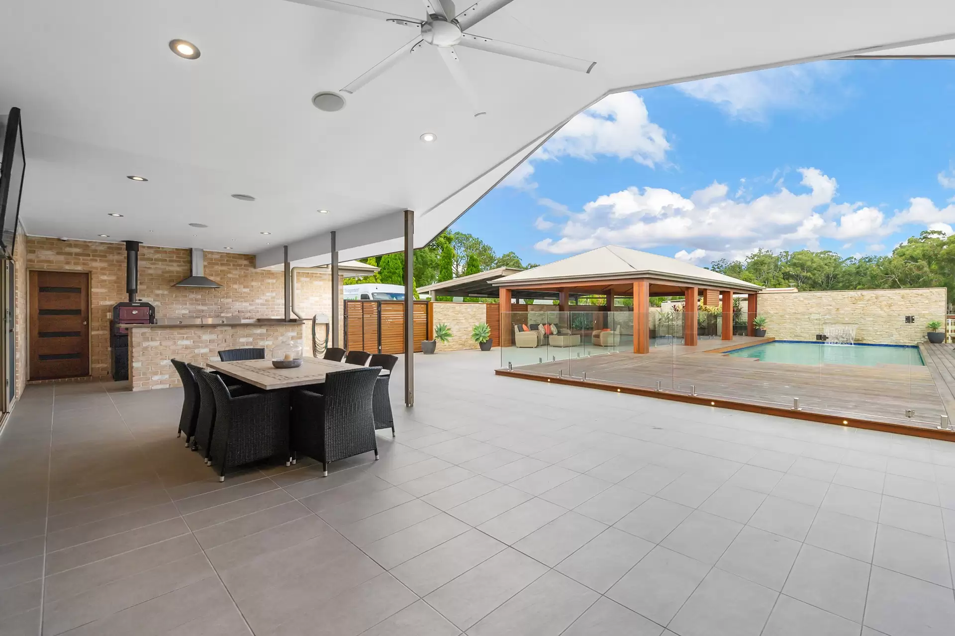 349 Boston Road, Belmont Sold by Queensland Sotheby's International Realty - image 1