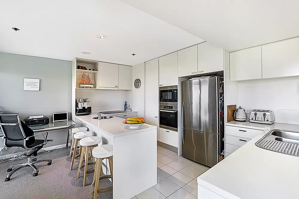 24 Breaker Street, Main Beach Sold by Queensland Sotheby's International Realty - image 1