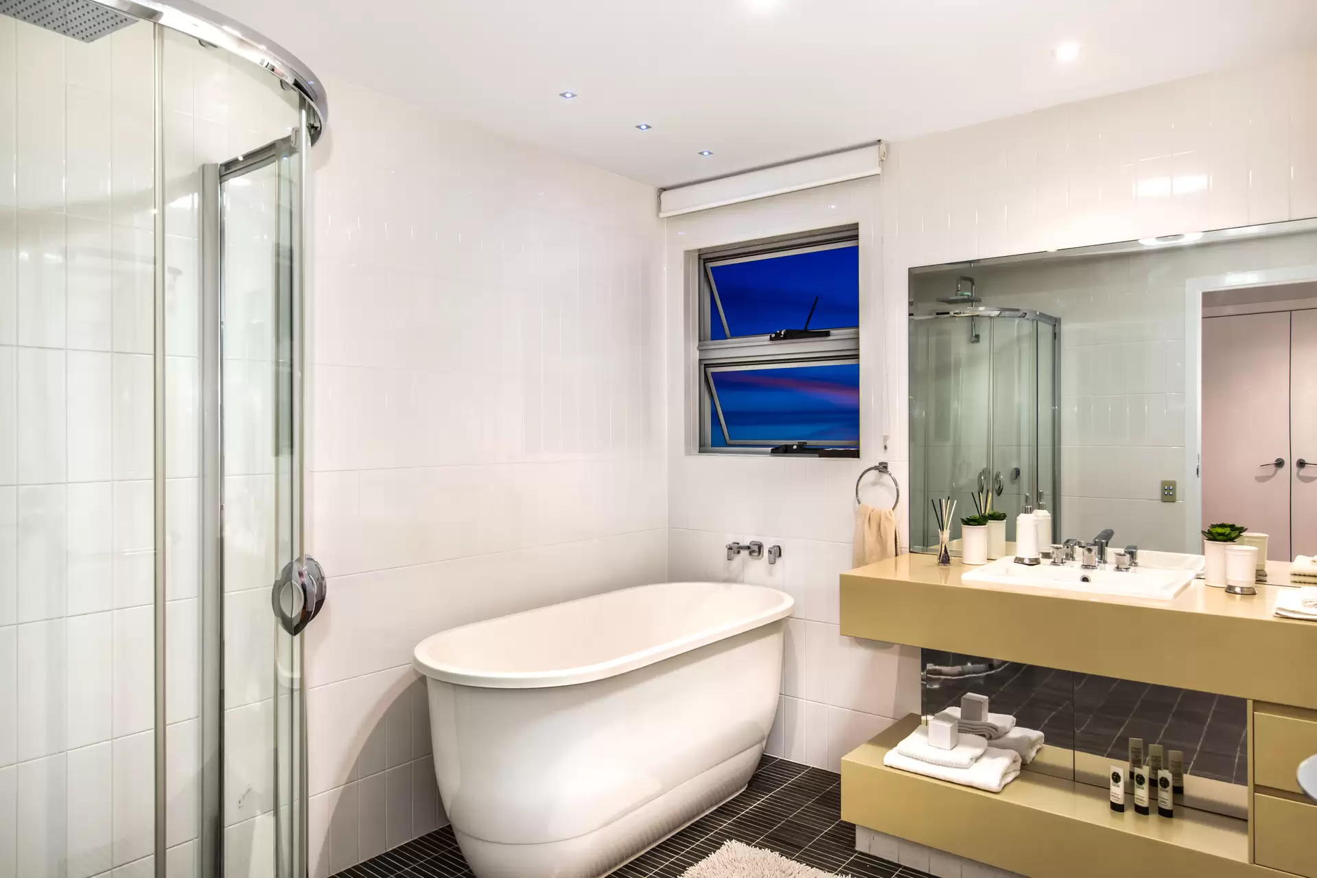 46 Effingham Street, Tarragindi Sold by Queensland Sotheby's International Realty - image 1