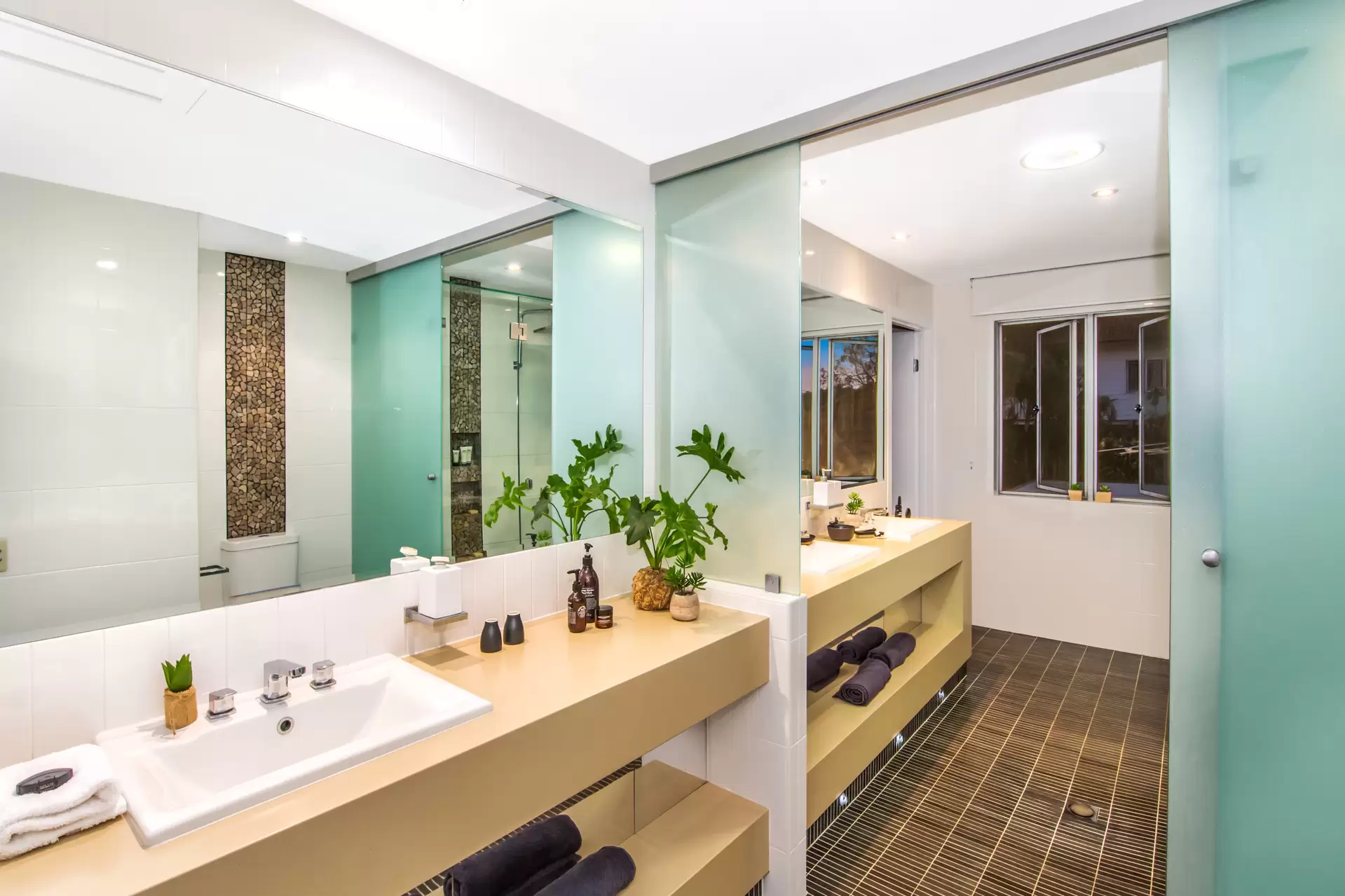46 Effingham Street, Tarragindi Sold by Queensland Sotheby's International Realty - image 1