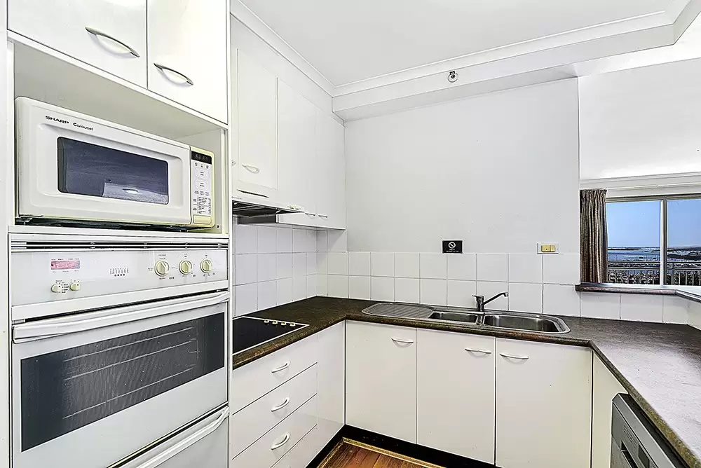 70/11 Hughes Avenue, Main Beach Sold by  - image 1