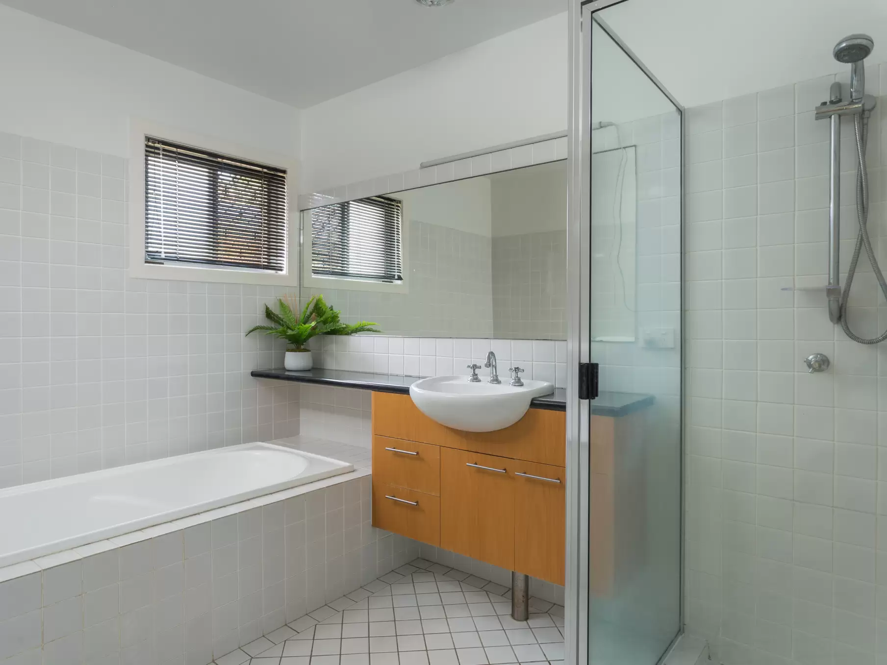 13 Amalfi Drive, Isle Of Capri Sold by Queensland Sotheby's International Realty - image 1