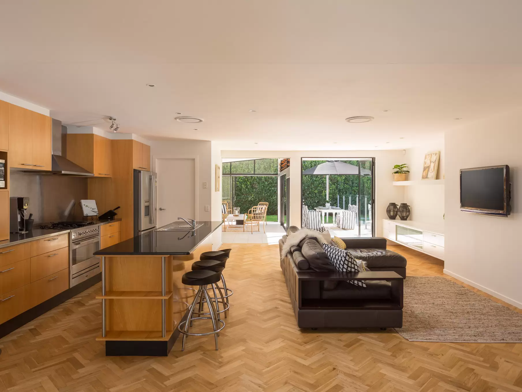 13 Amalfi Drive, Isle Of Capri Sold by Queensland Sotheby's International Realty - image 1