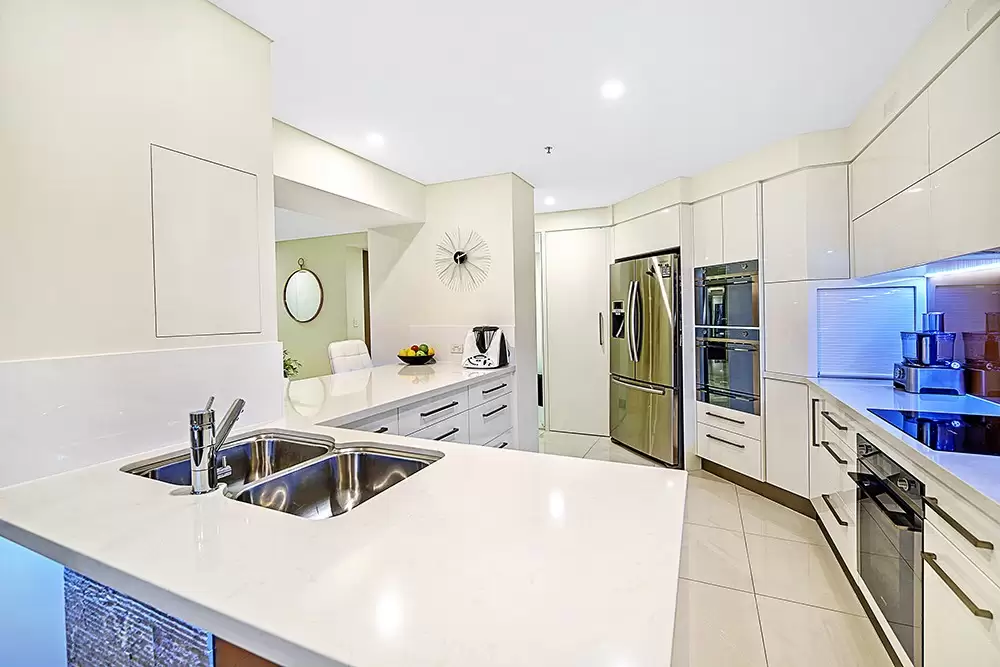 702/1 Peak Avenue, Main Beach Sold by Queensland Sotheby's International Realty - image 1