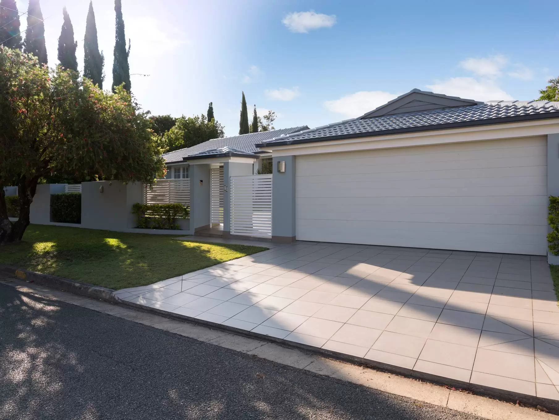 75 Amalfi Drive, Isle Of Capri Sold by Queensland Sotheby's International Realty - image 1