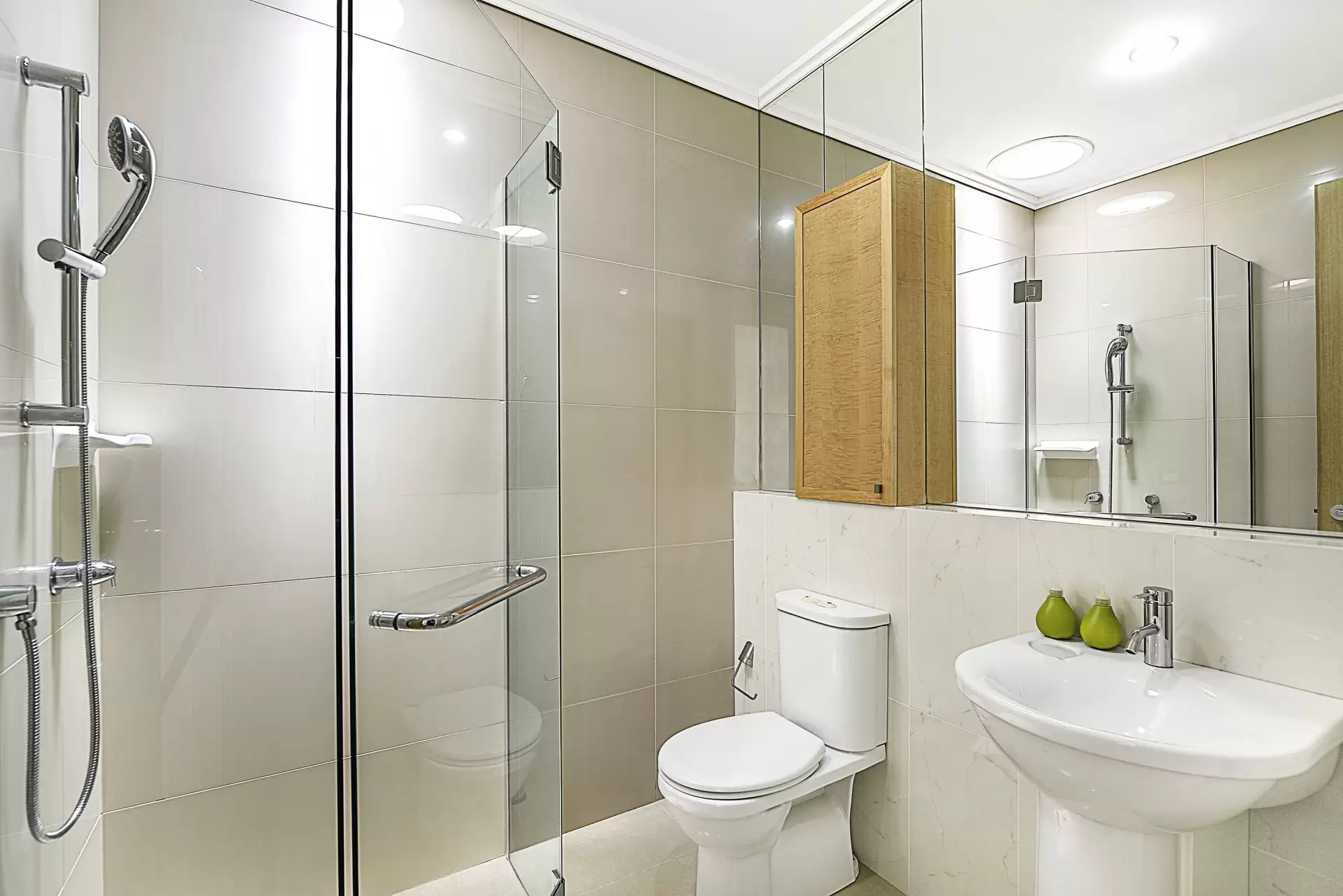 44 King Charles Drive, Sovereign Islands Sold by Queensland Sotheby's International Realty - image 1
