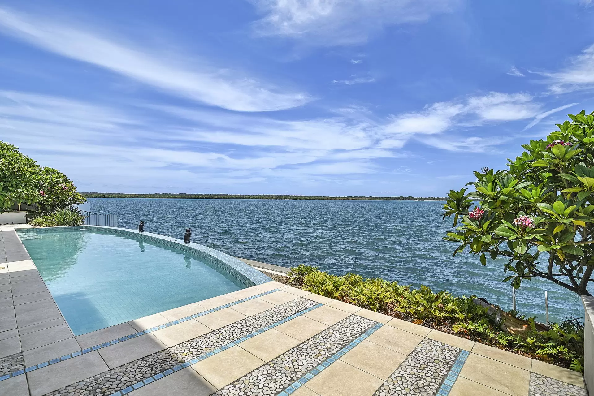 44 King Charles Drive, Sovereign Islands Sold by Queensland Sotheby's International Realty - image 1