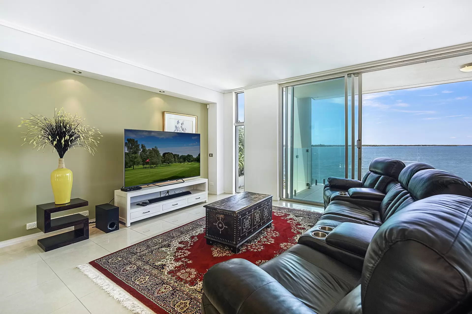 44 King Charles Drive, Sovereign Islands Sold by  - image 1