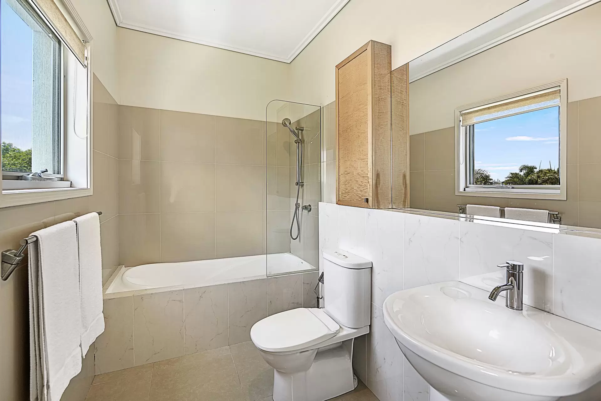44 King Charles Drive, Sovereign Islands Sold by Queensland Sotheby's International Realty - image 1