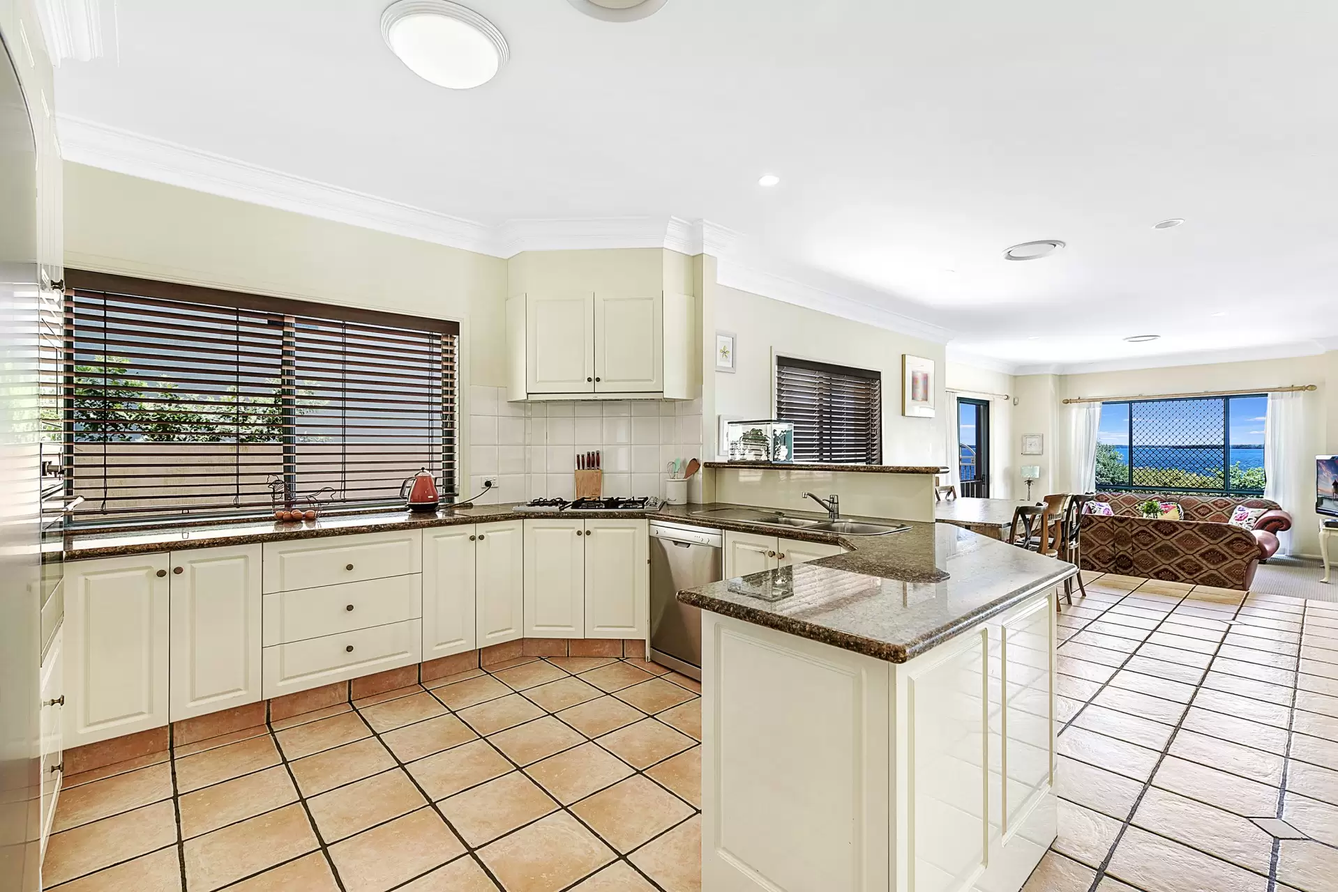 19 King Arthurs Court, Sovereign Islands Sold by  - image 1